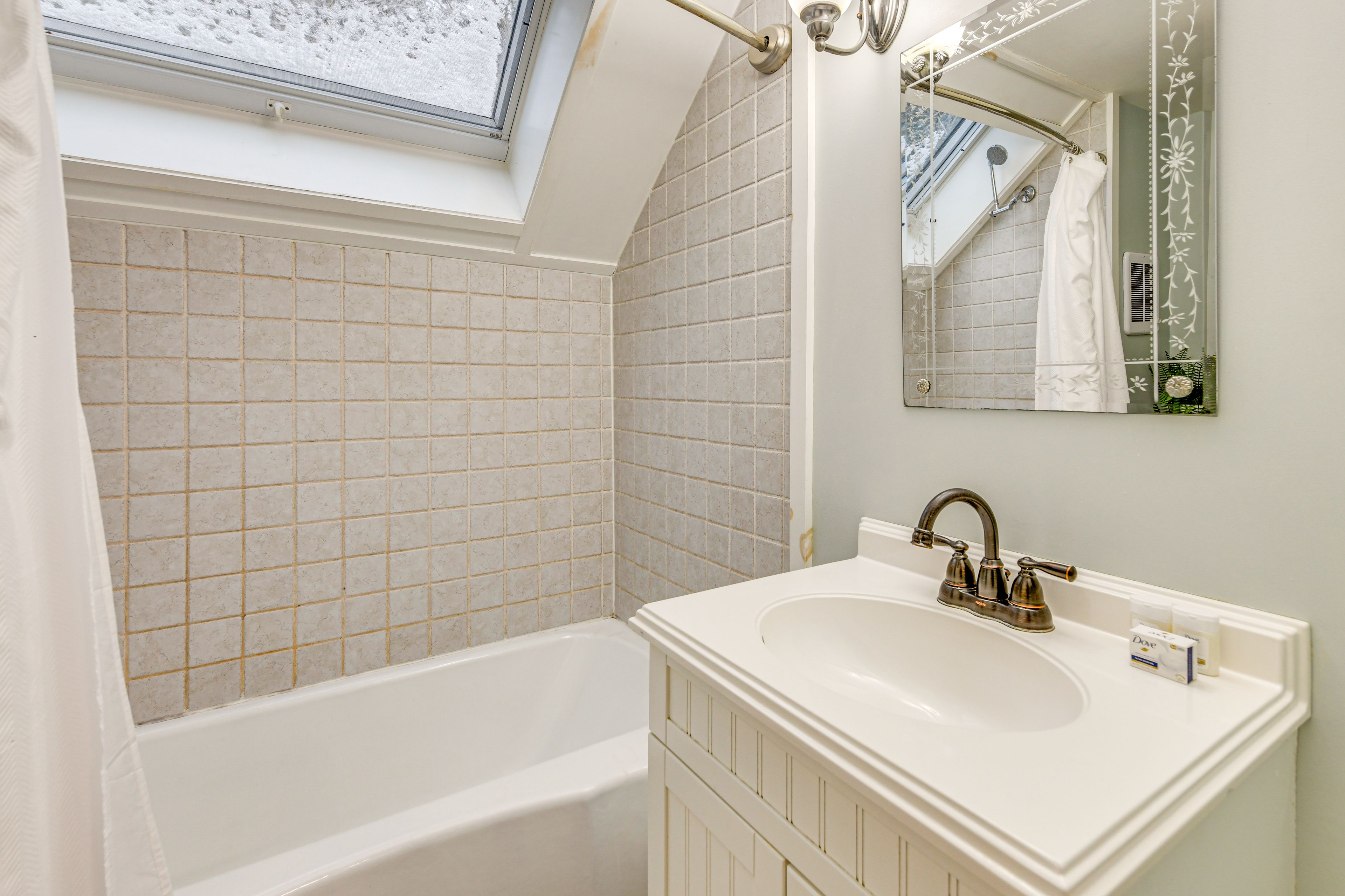 Full Bathroom | 2nd Floor | Towels Provided