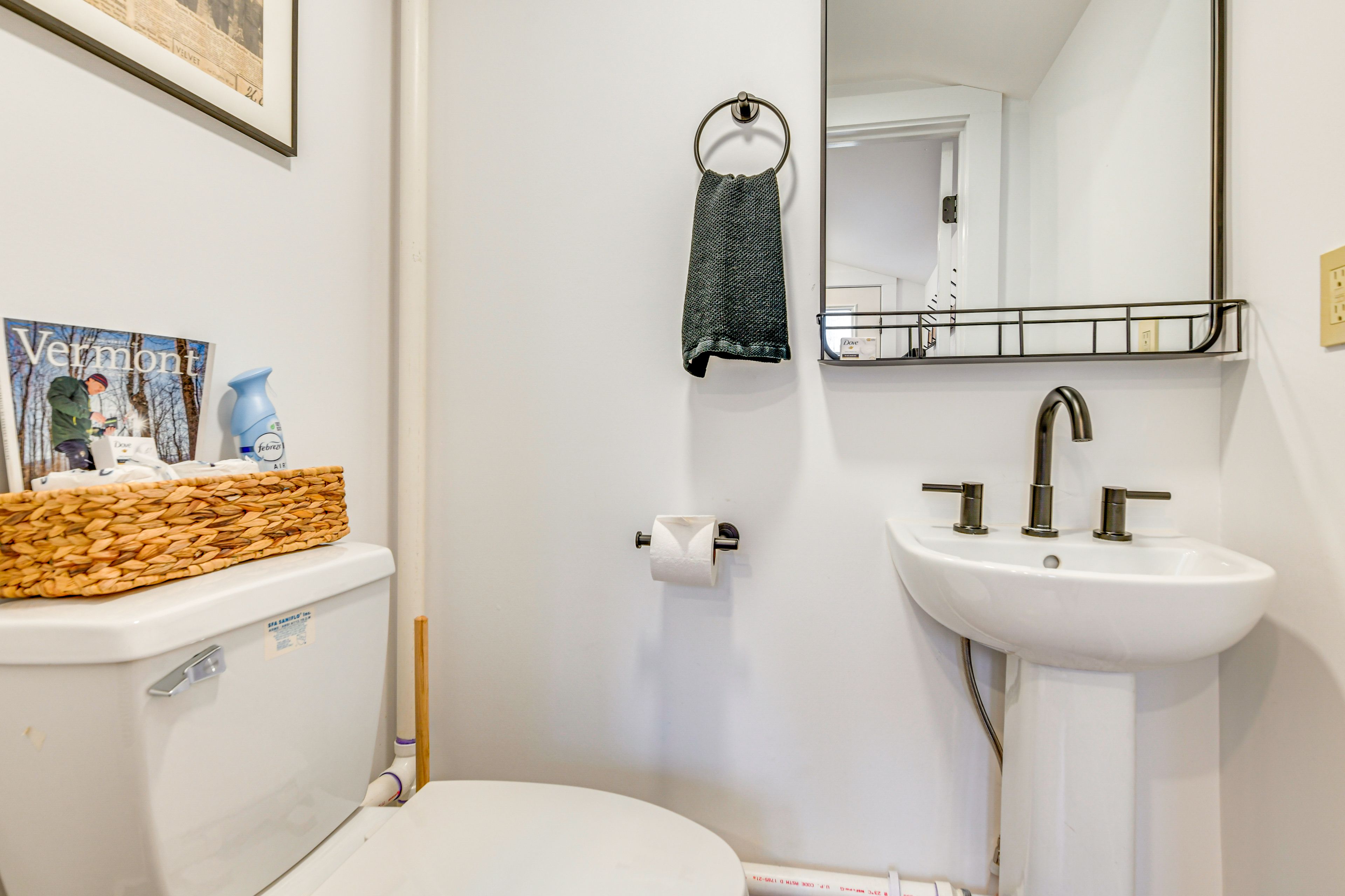 Half Bathroom | 1st Floor | Towels Provided