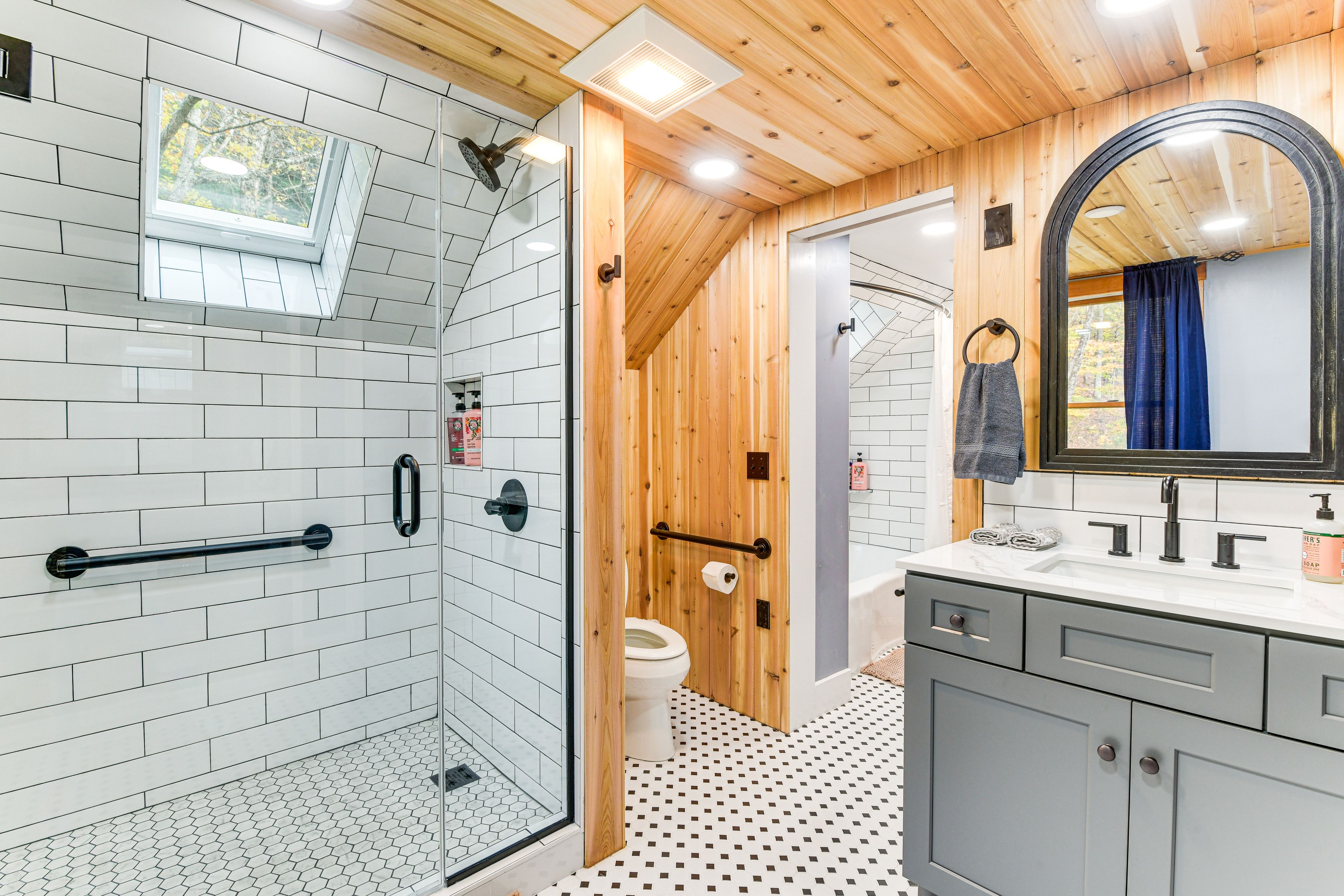 Full Bathroom | 2nd Floor | Towels Provided