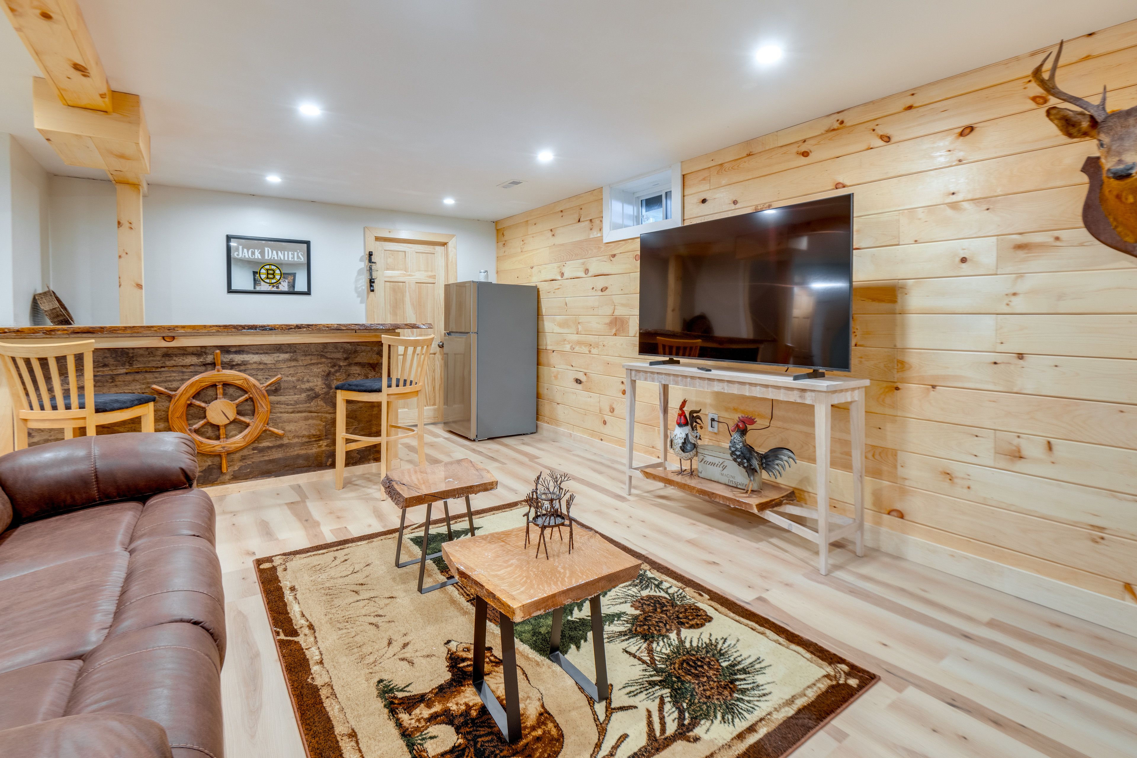 Den | Wet Bar | Smart TV | Basement