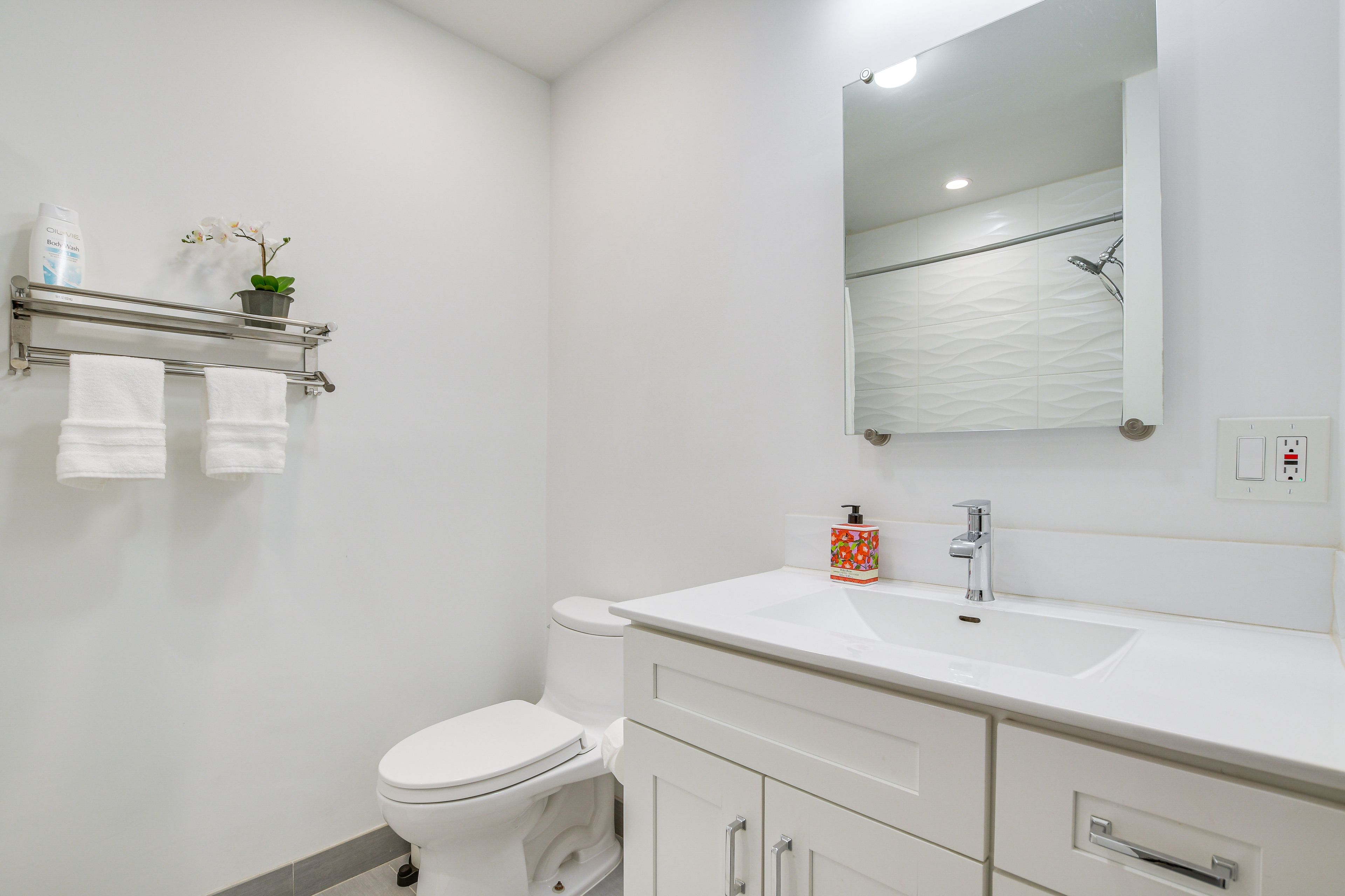 Full Bathroom | Towels Provided