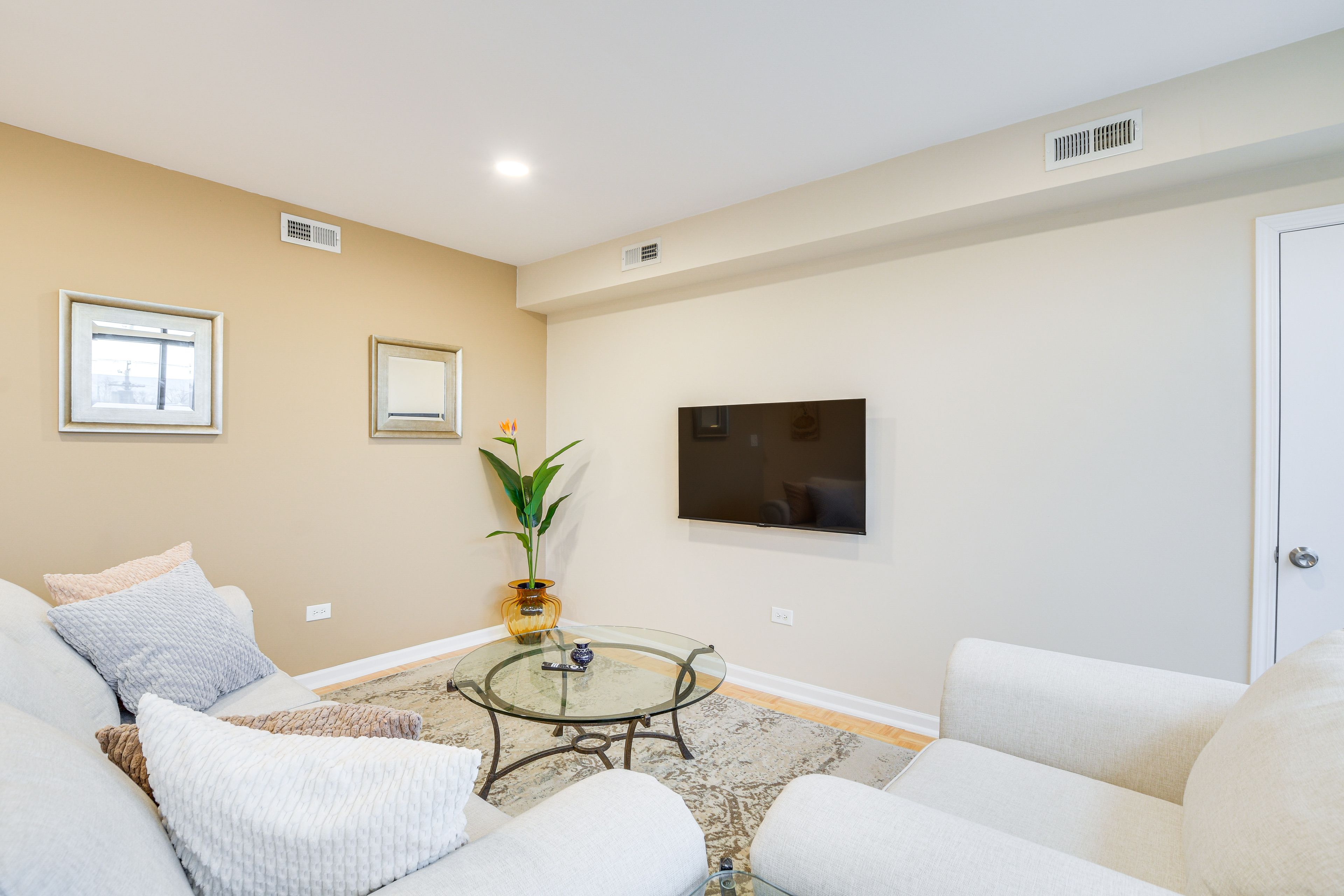 Living Room | Free WiFi | Smart TV