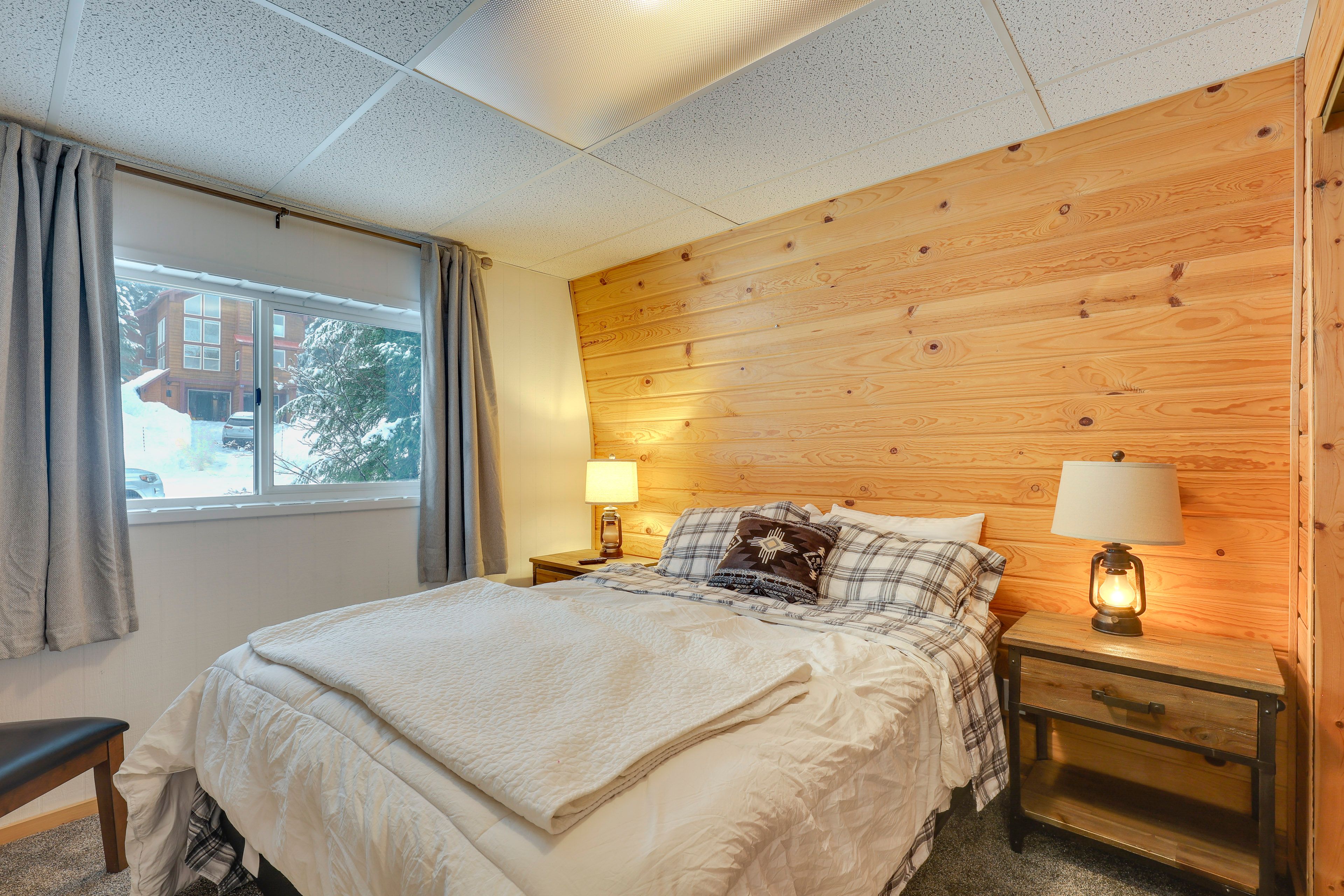 Bedroom 1 | Main Level | Full Bed | Linens Provided