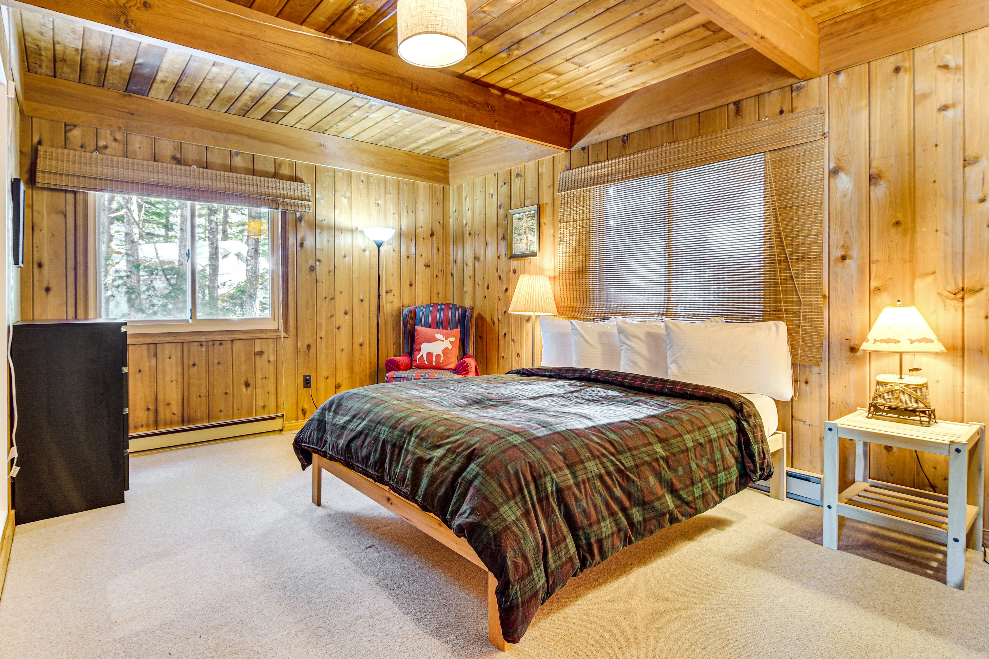 Bedroom 3 | 1st Floor | Queen Bed