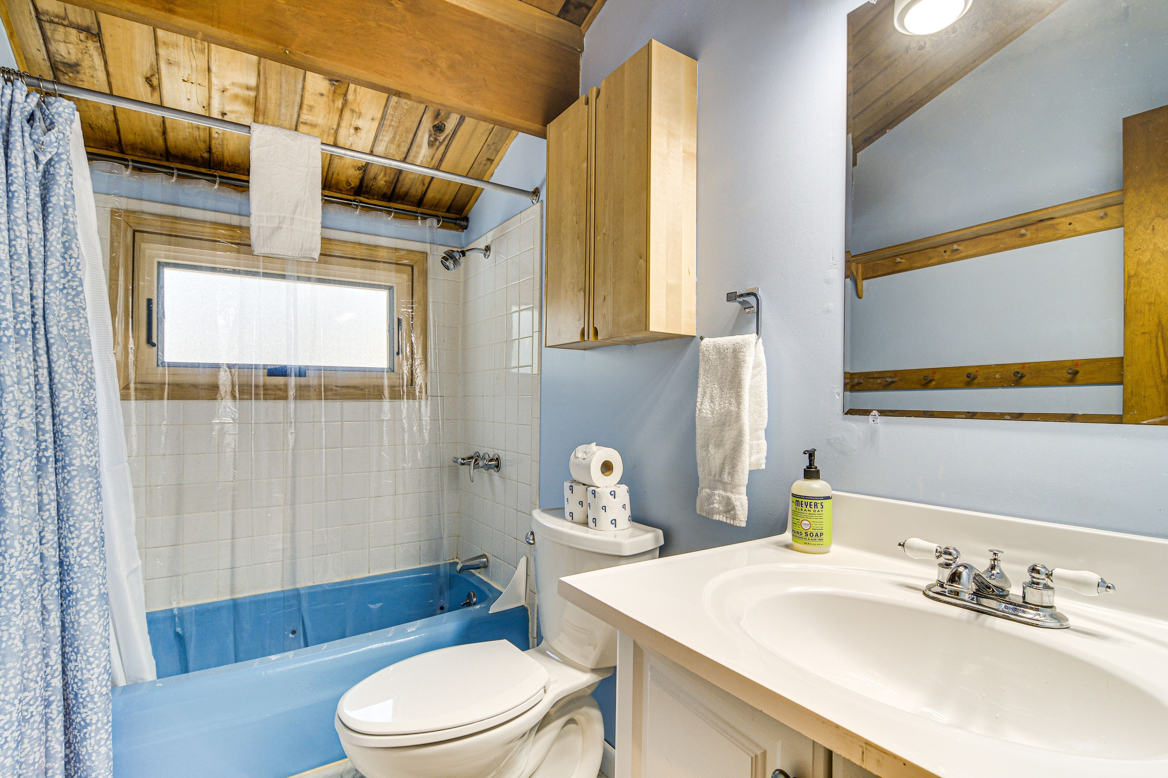 Full Bathroom | 2nd Floor | Towels Provided