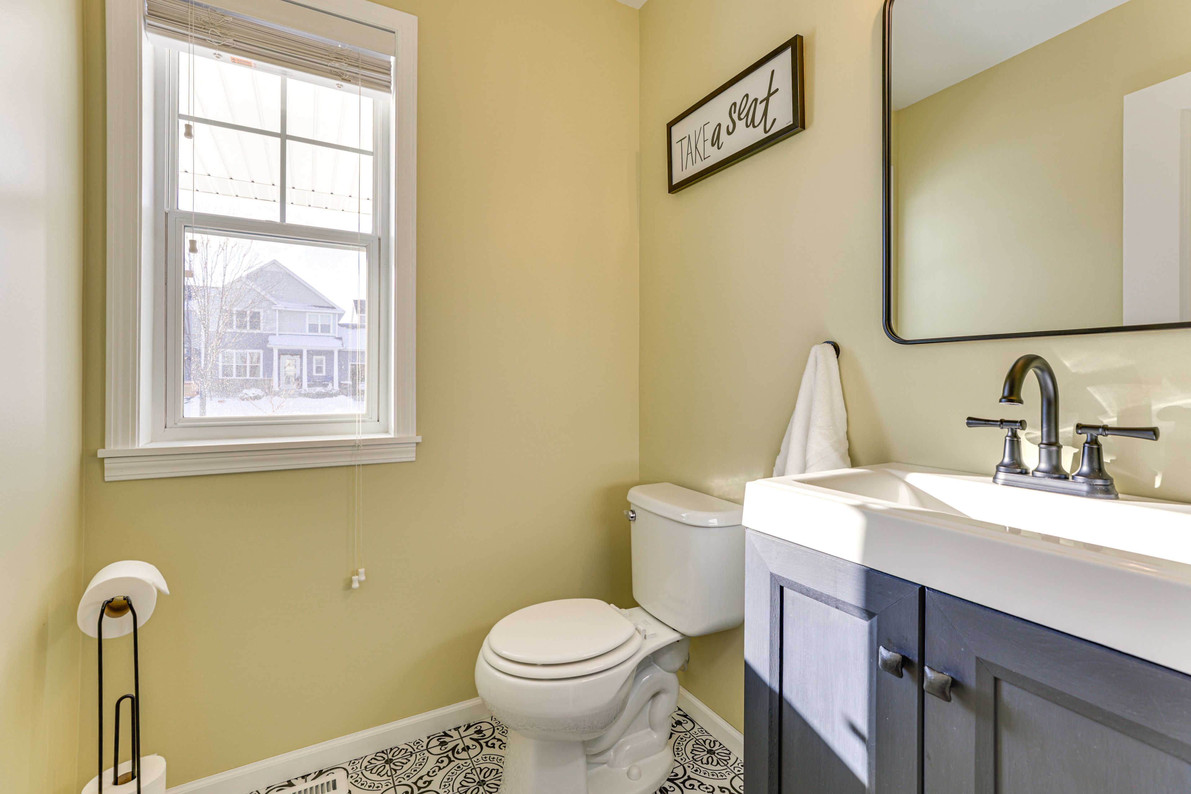 Half Bathroom | 1st Floor | Towels Provided