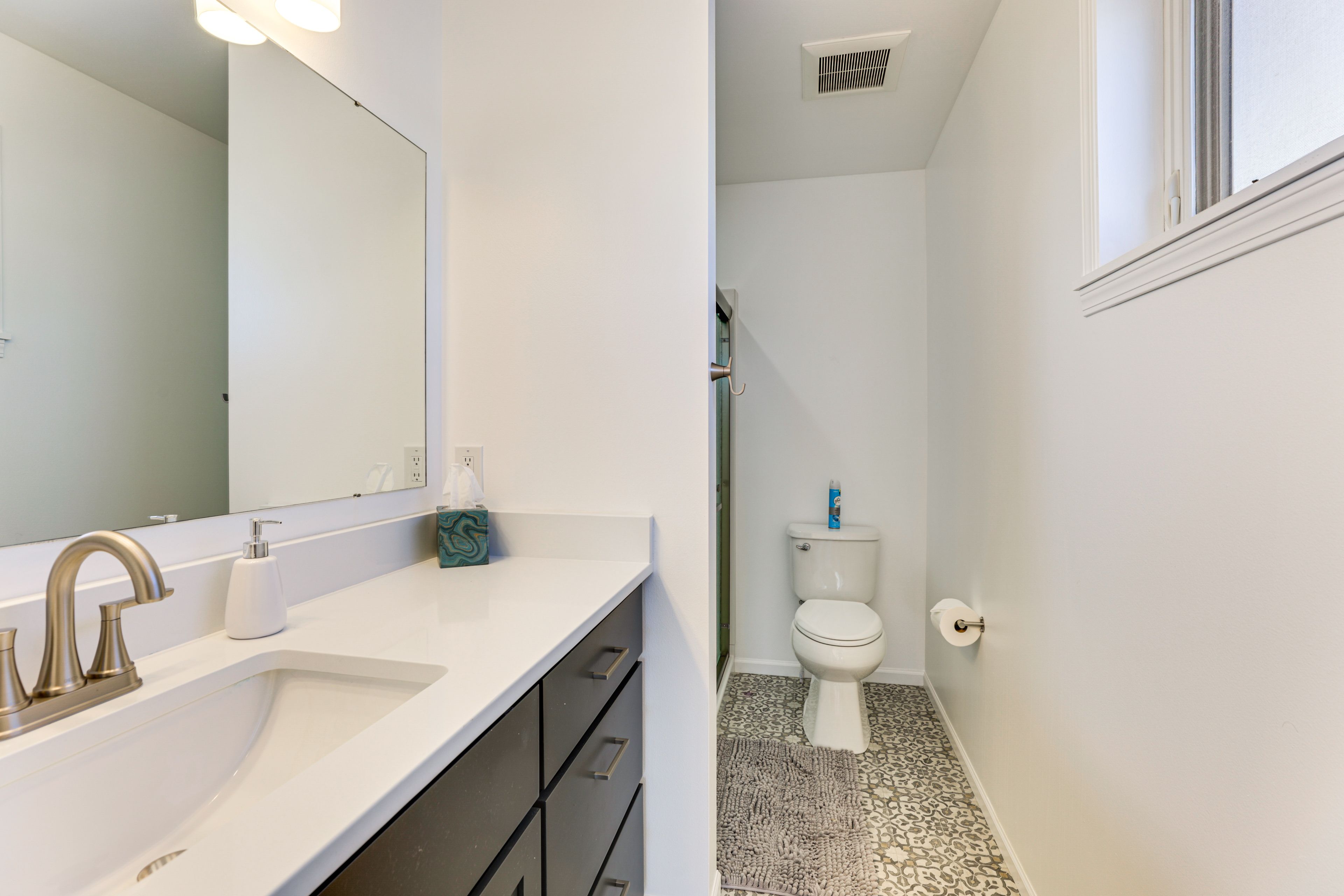 Full Bathroom | 2nd Floor