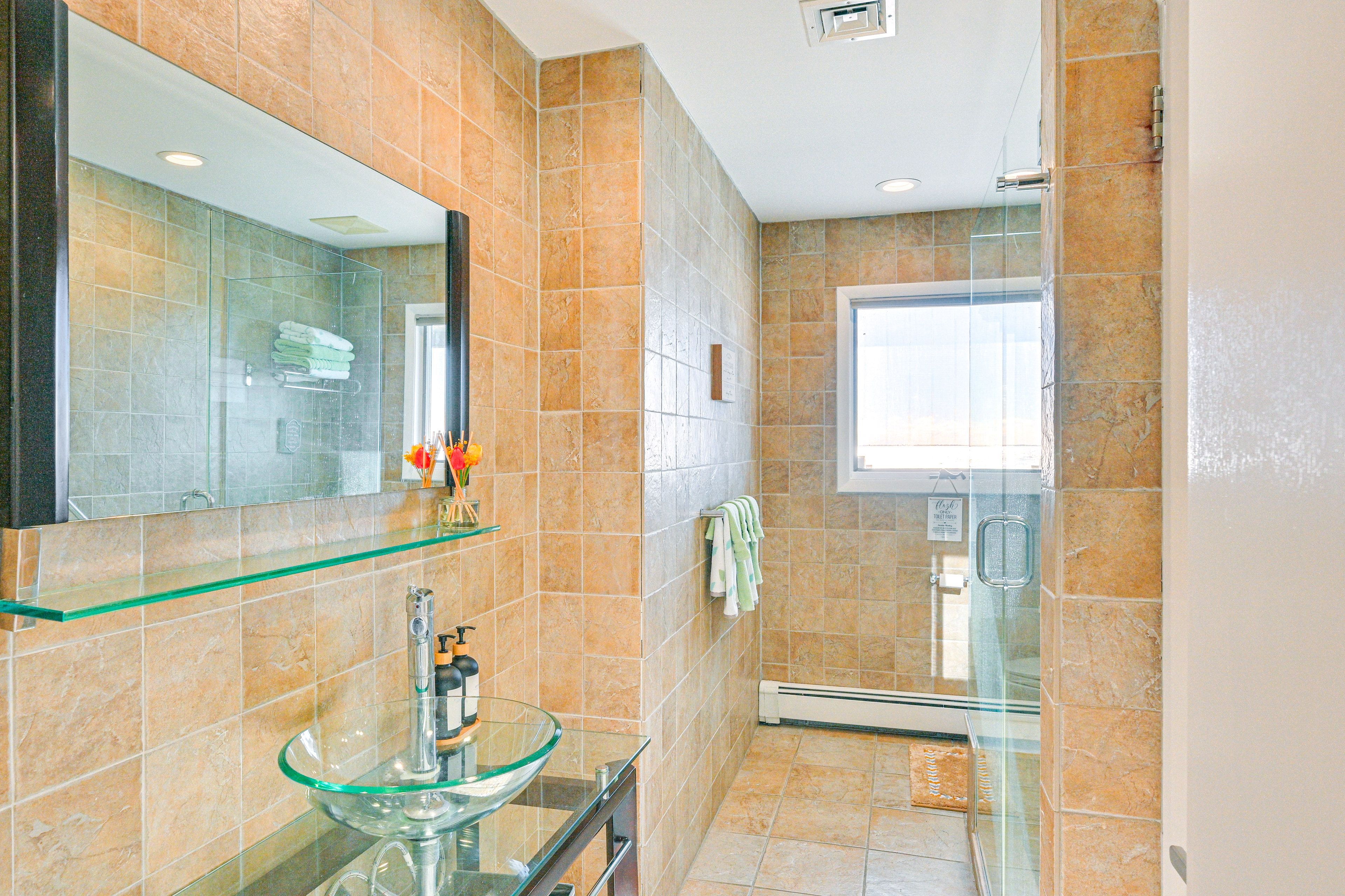 Full Bathroom | Towels Provided