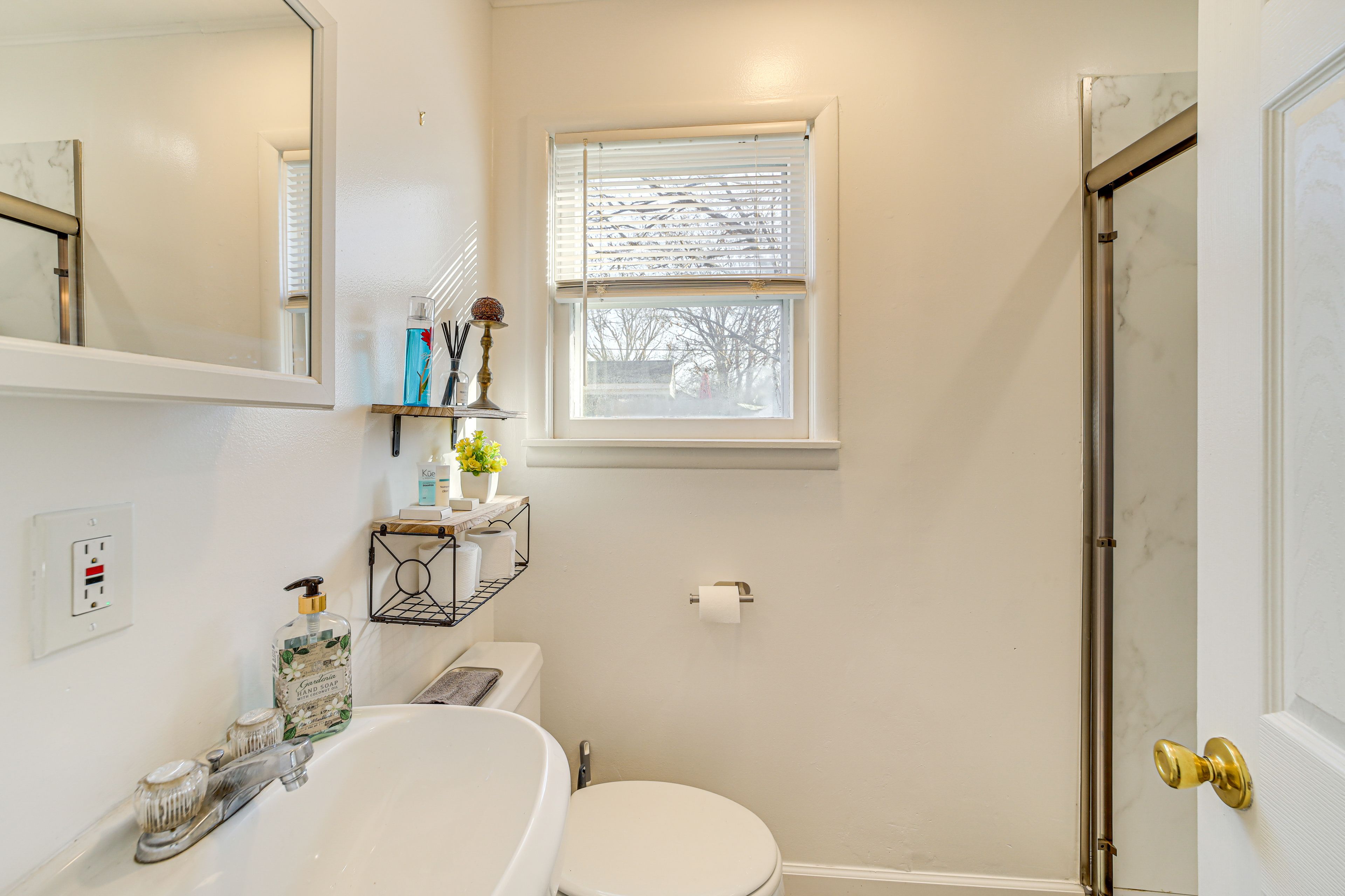 Full Bathroom | Towels Provided