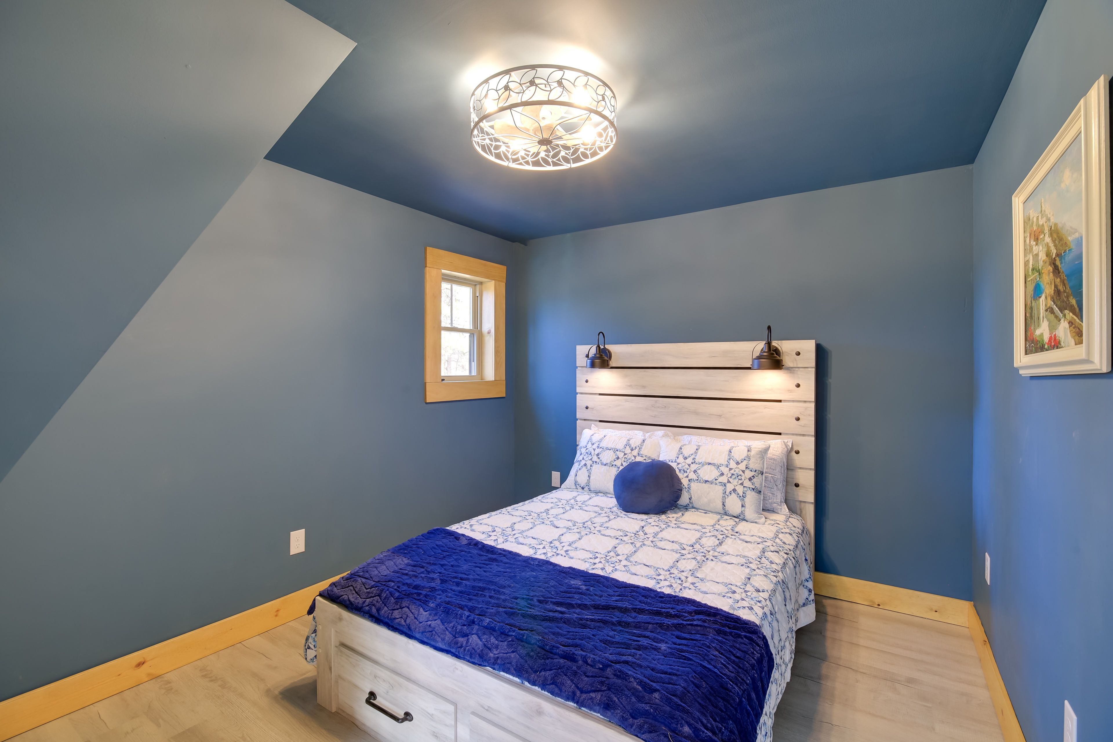 Bedroom 1 | Queen Bed | Linens Provided | 1st Floor