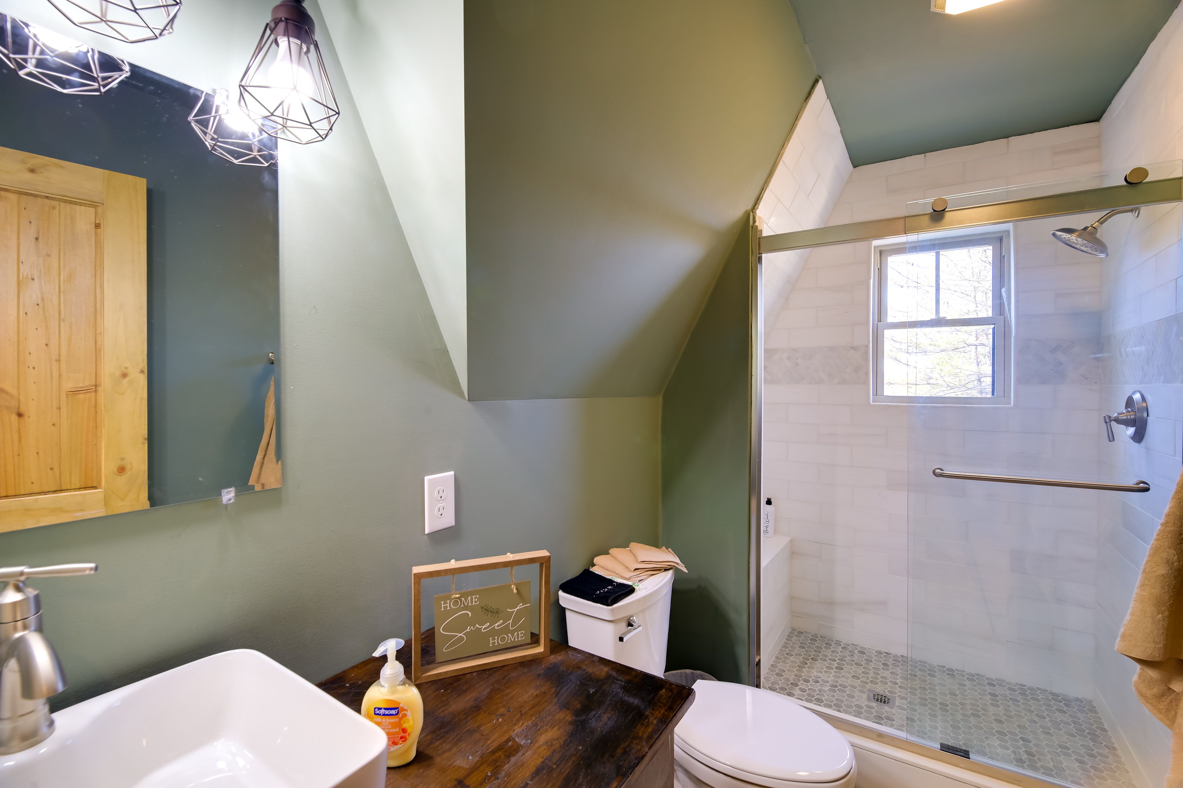 Full Bath | 2nd Floor