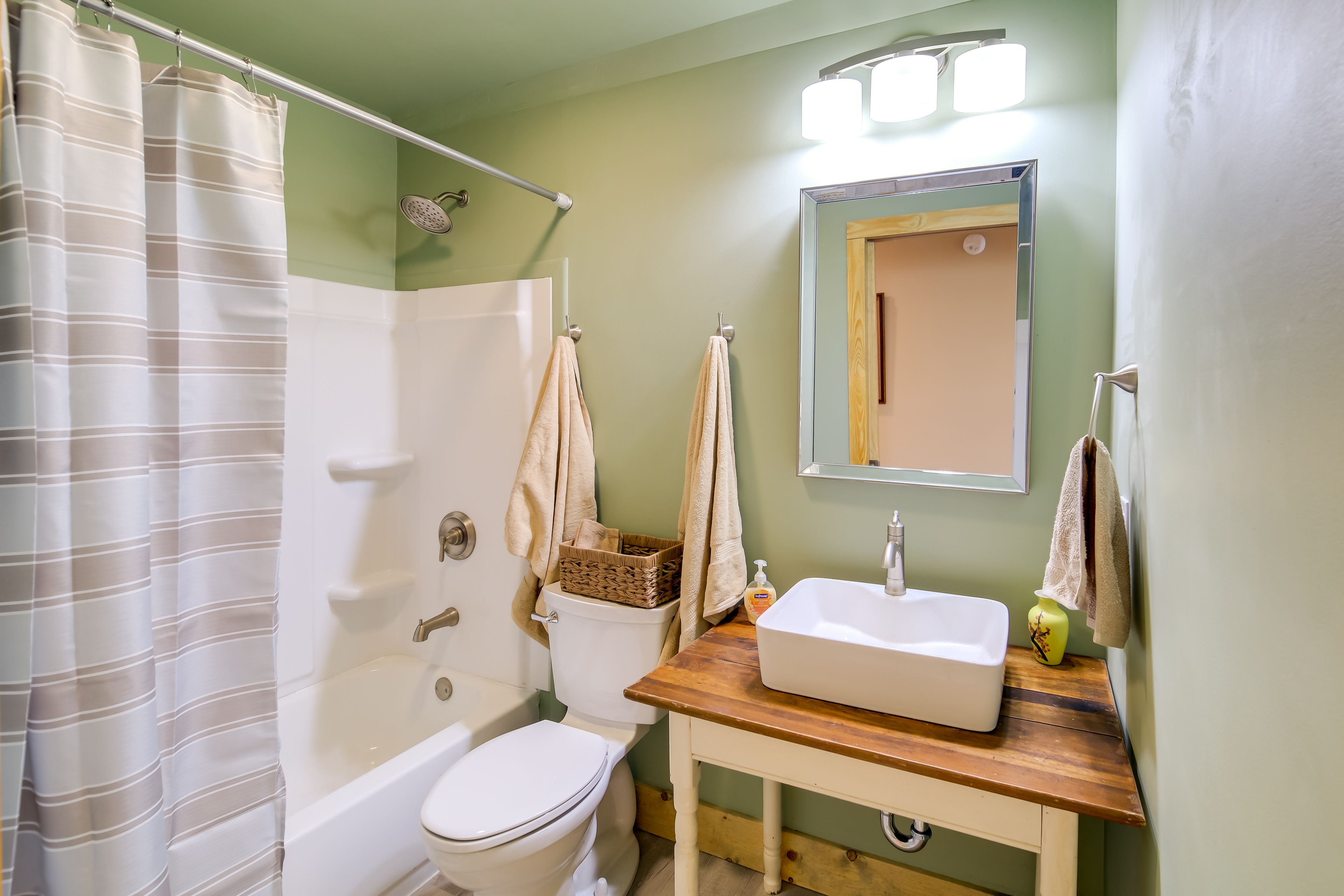 Full Bath | Towels | Hair Dryer | 1st Floor