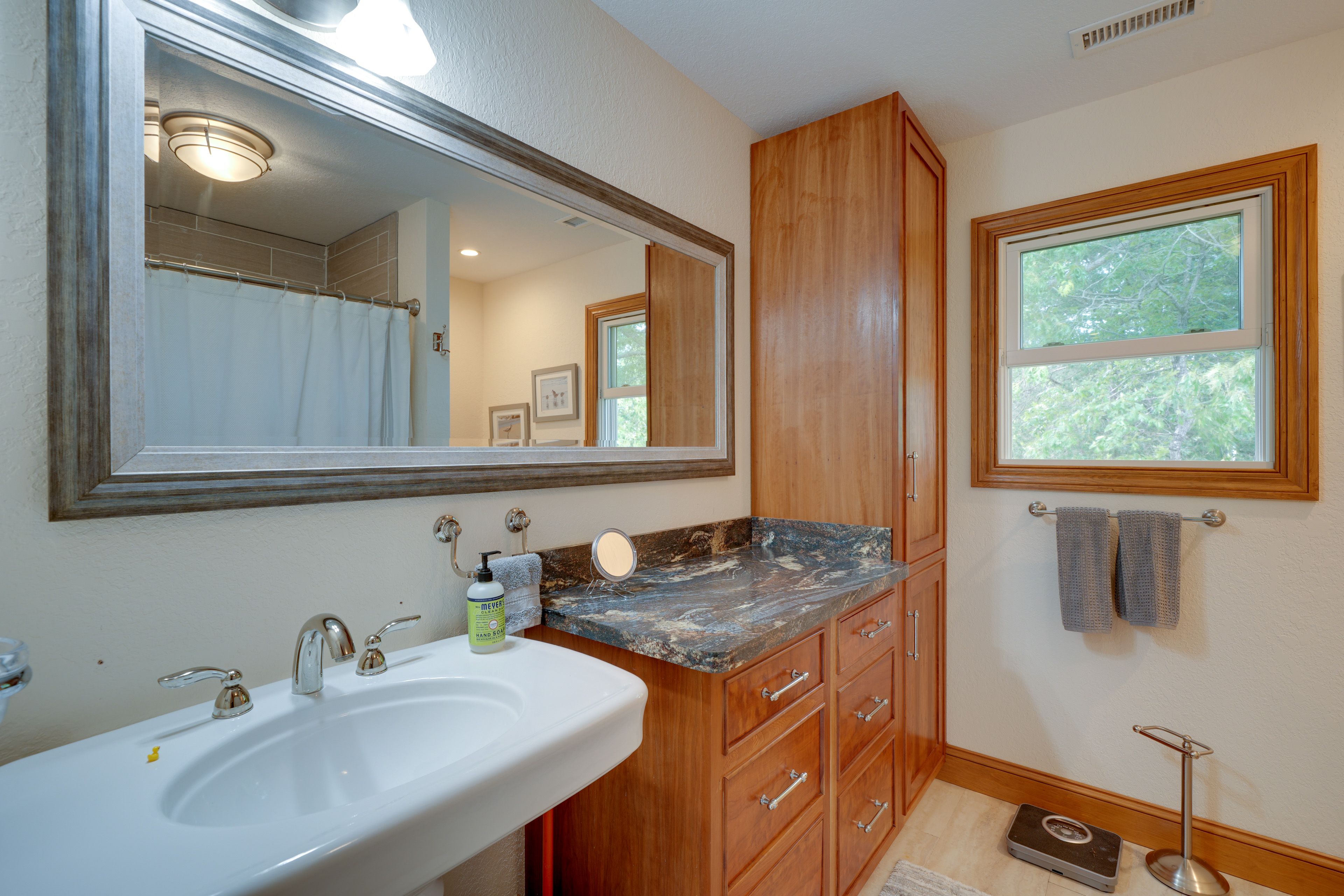 Full Bathroom | 2nd Floor