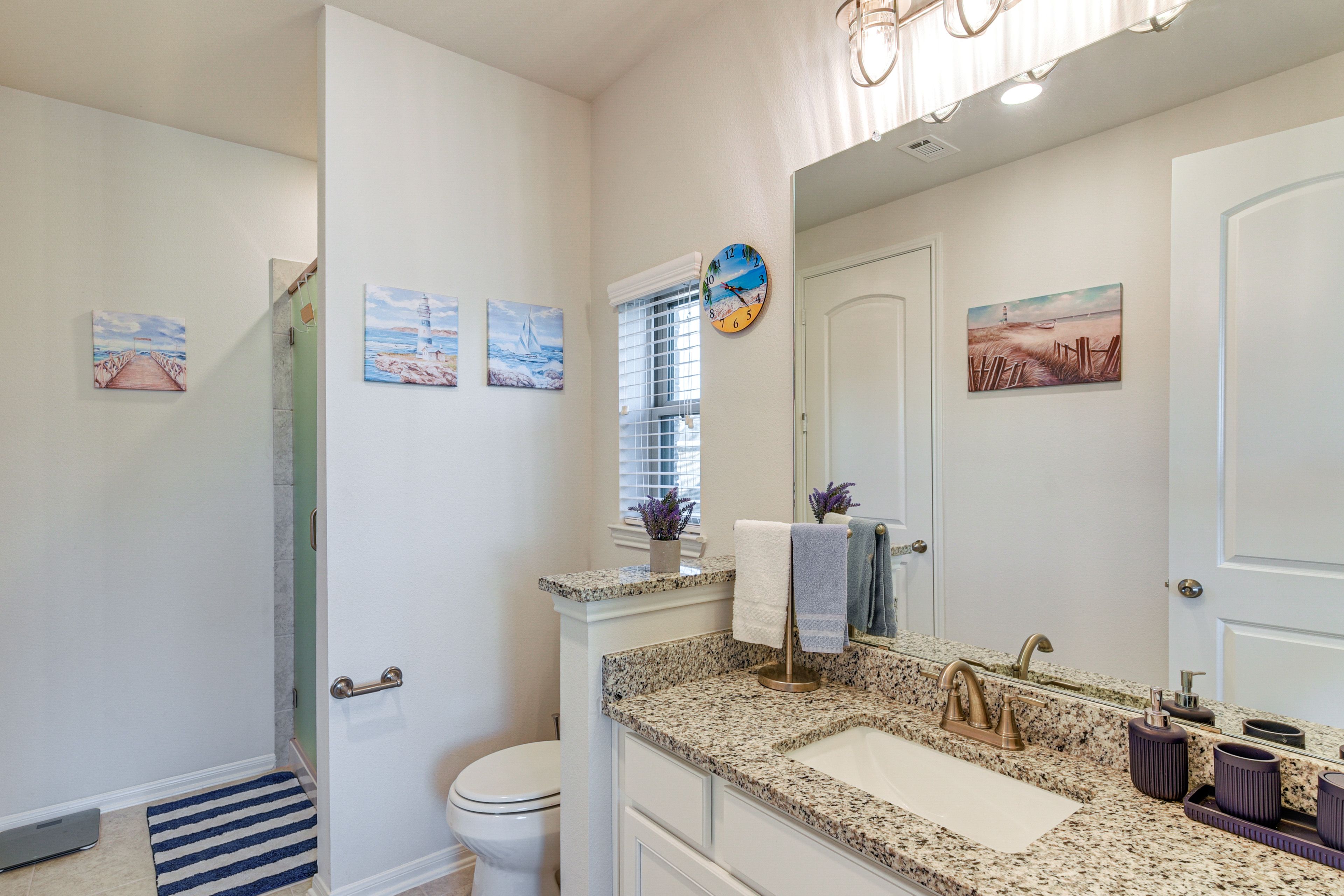 Full Bathroom | 1st Floor | Towels Provided
