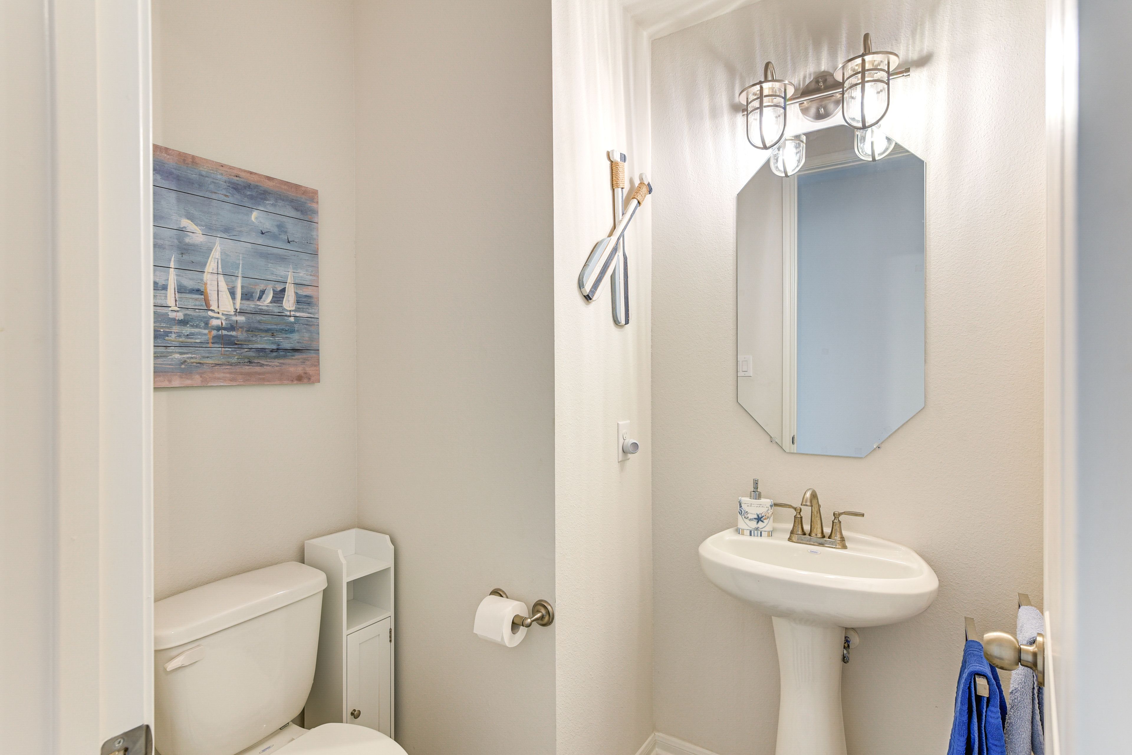 Half Bathroom | 1st Floor | Towels Provided