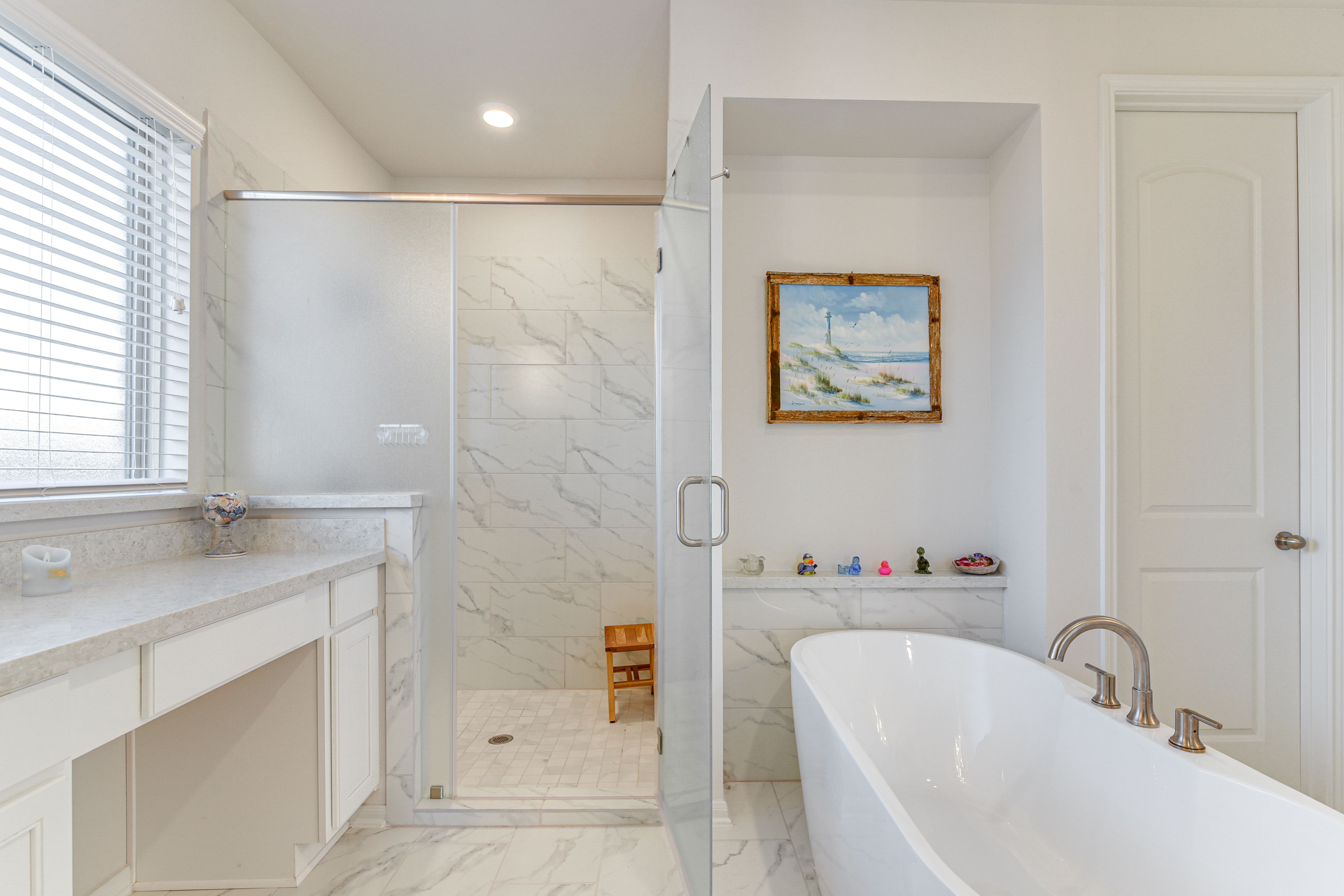 Full Bathroom | 1st Floor | Towels Provided