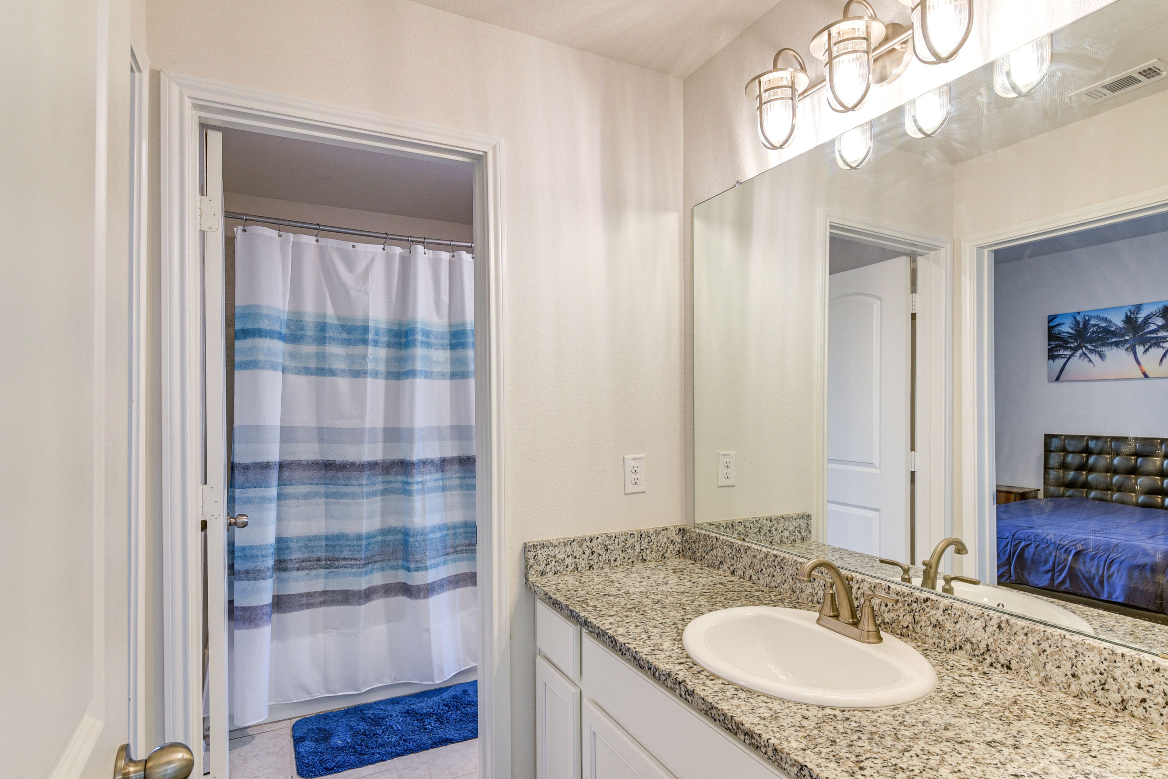 Full Bathroom | 2nd Floor | Towels Provided