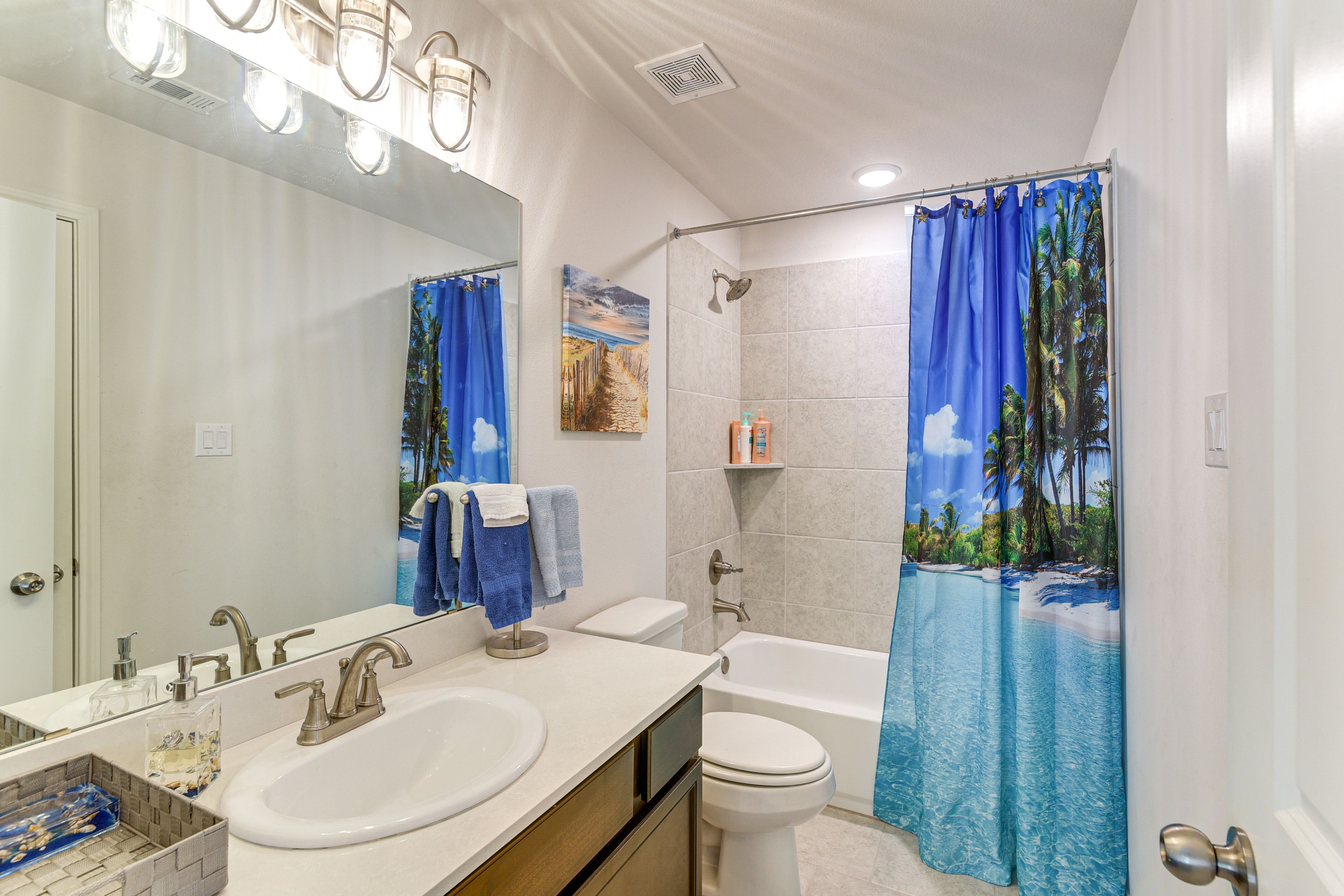 Full Bathroom | 2nd Floor | Towels Provided