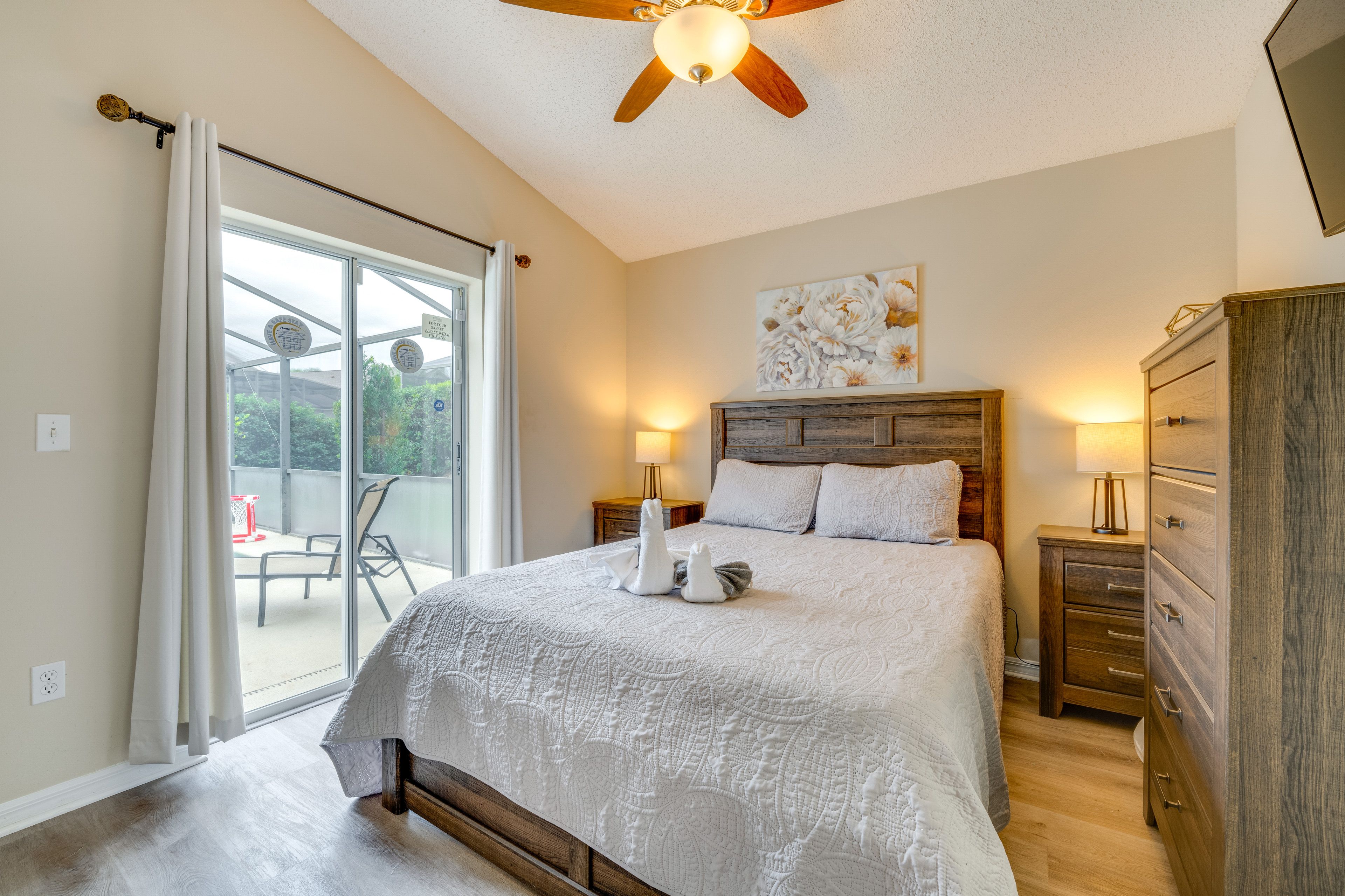 Bedroom 2 | Queen Bed | Smart TV