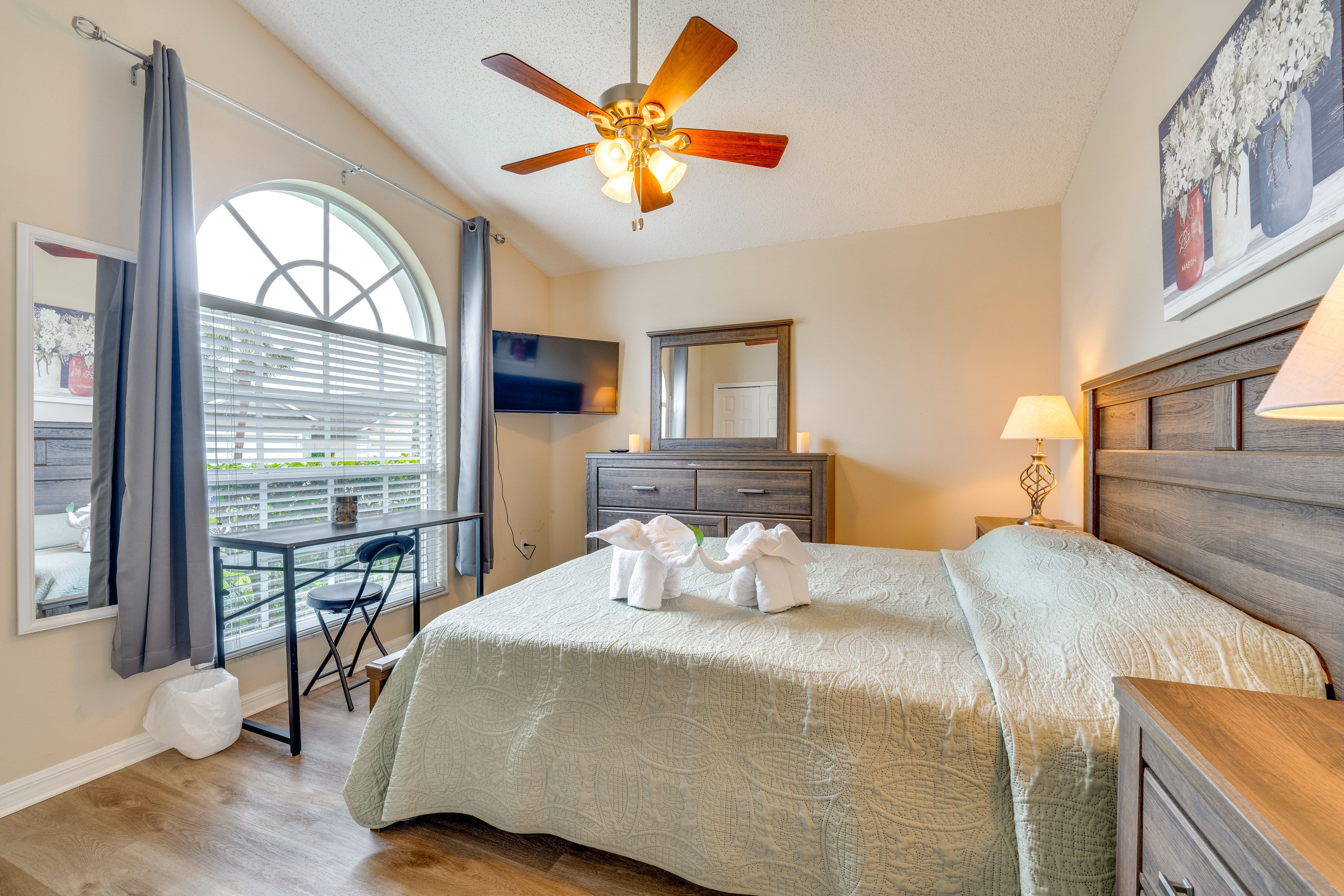 Bedroom 3 | Queen Bed | Laptop-Friendly Workspace