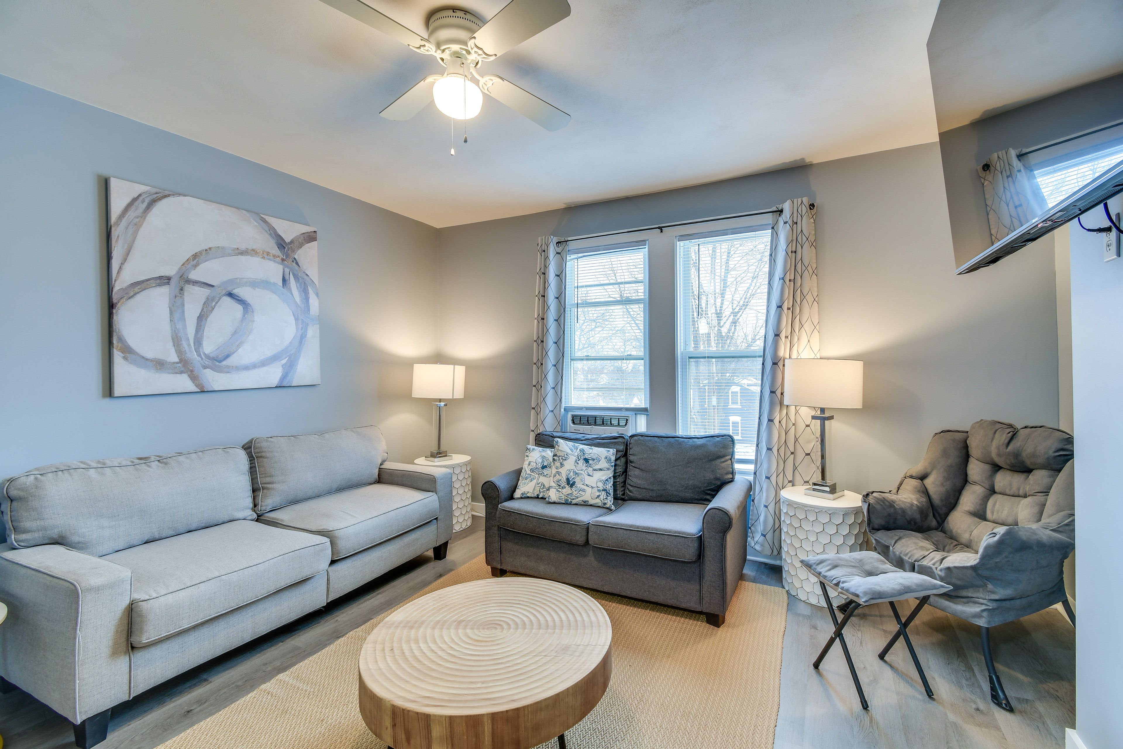 Living Room | Full Sleeper Sofa | Smart TV | Free WiFi | Single-Story Unit