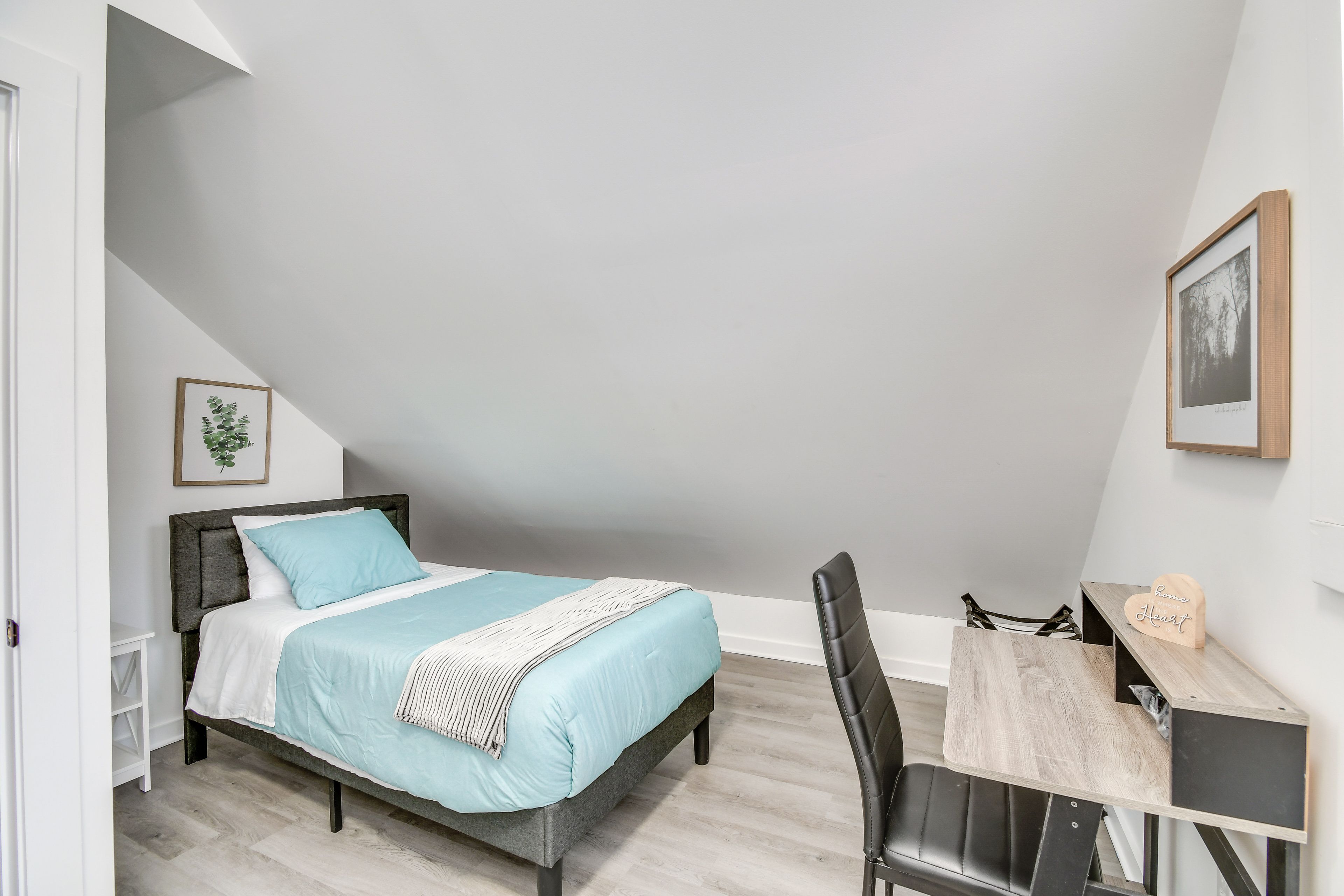 Bedroom 2 | 2 Twin Beds | Desk