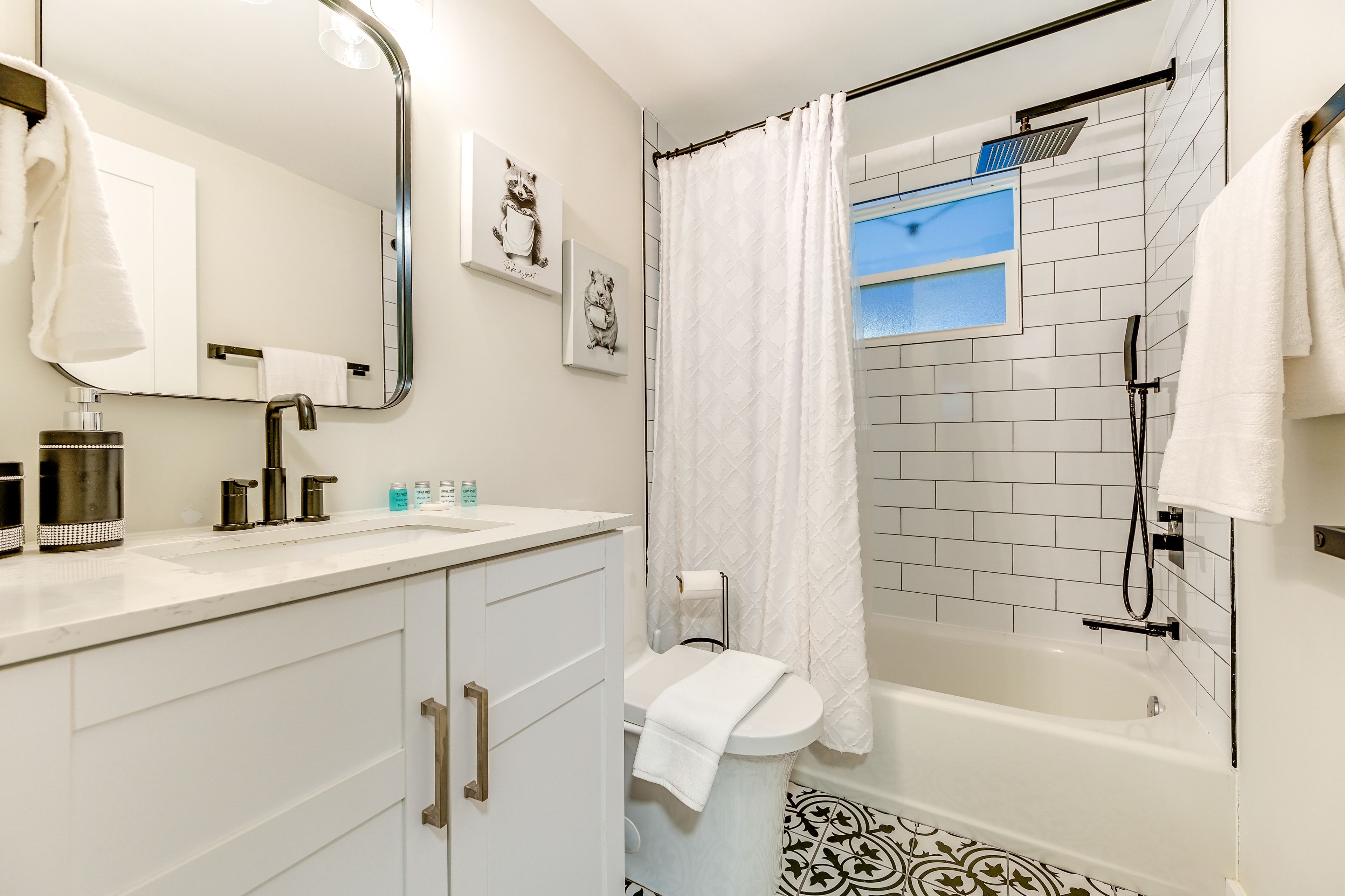 Full Bathroom | Shower/Tub Combo