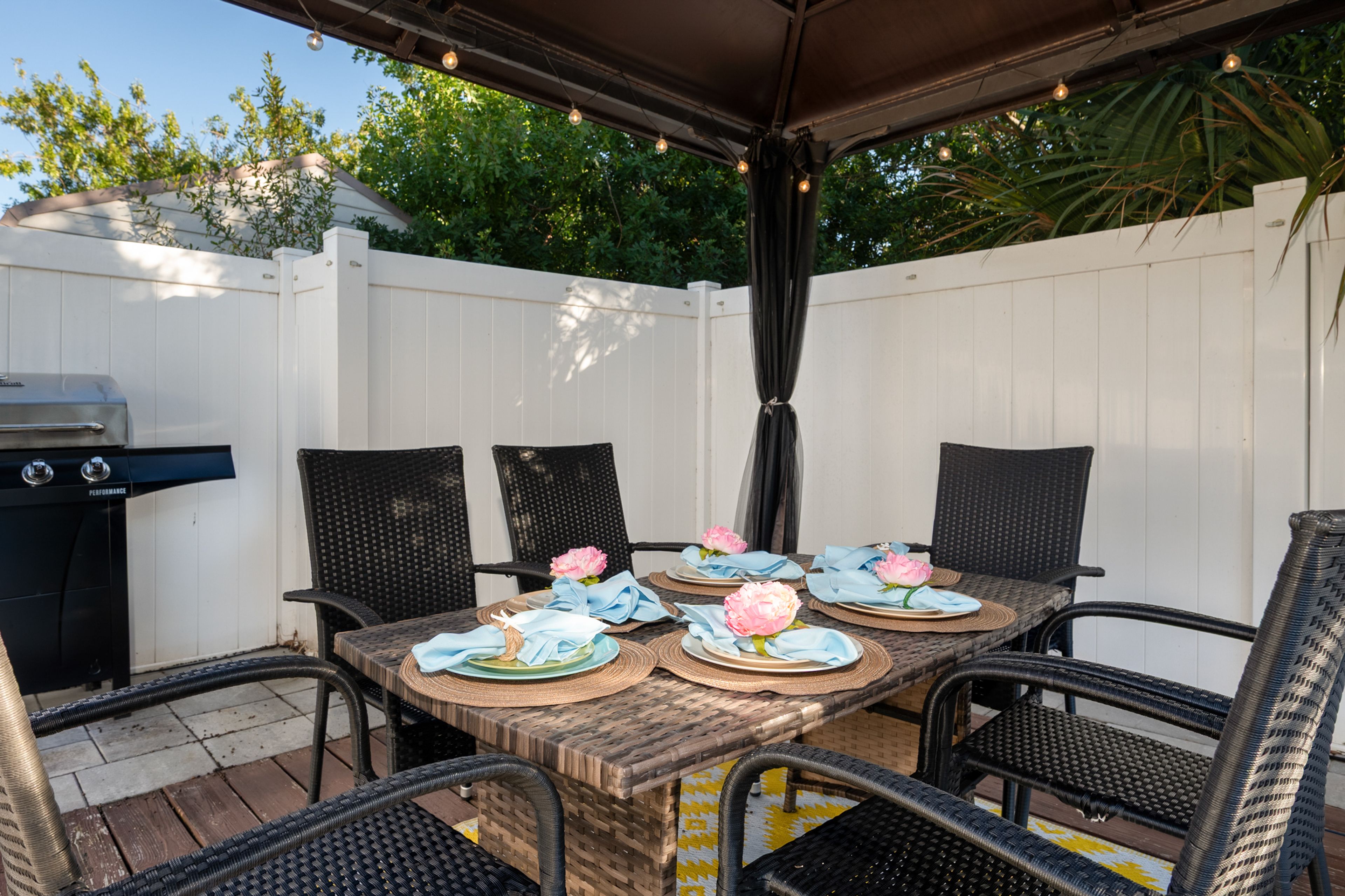 Covered Dining Area | 4-Burner Grill
