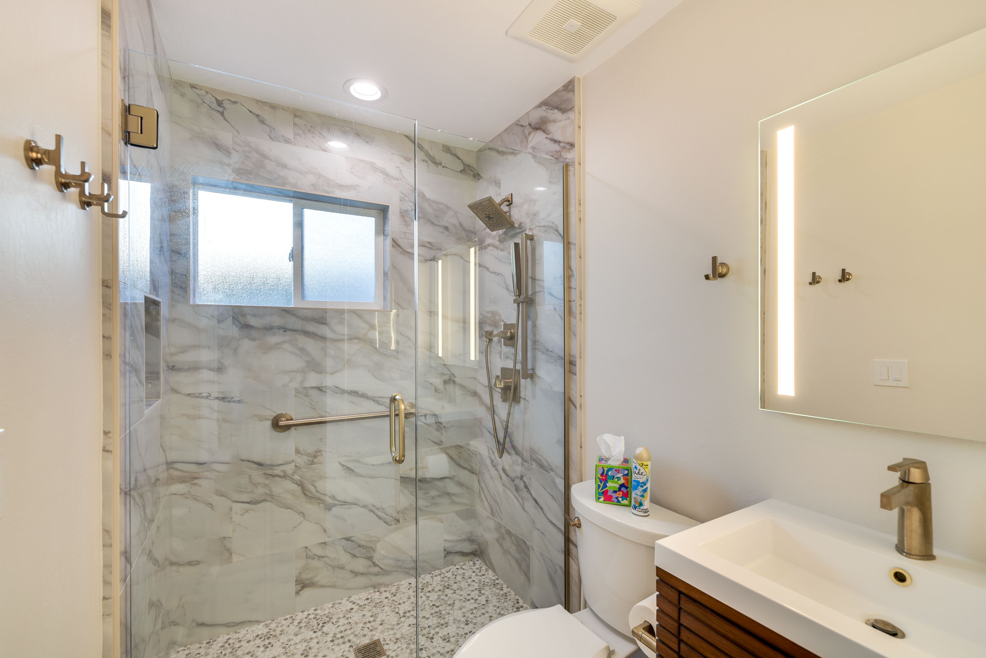 Full Bathroom | Towels Provided | Complimentary Toiletries