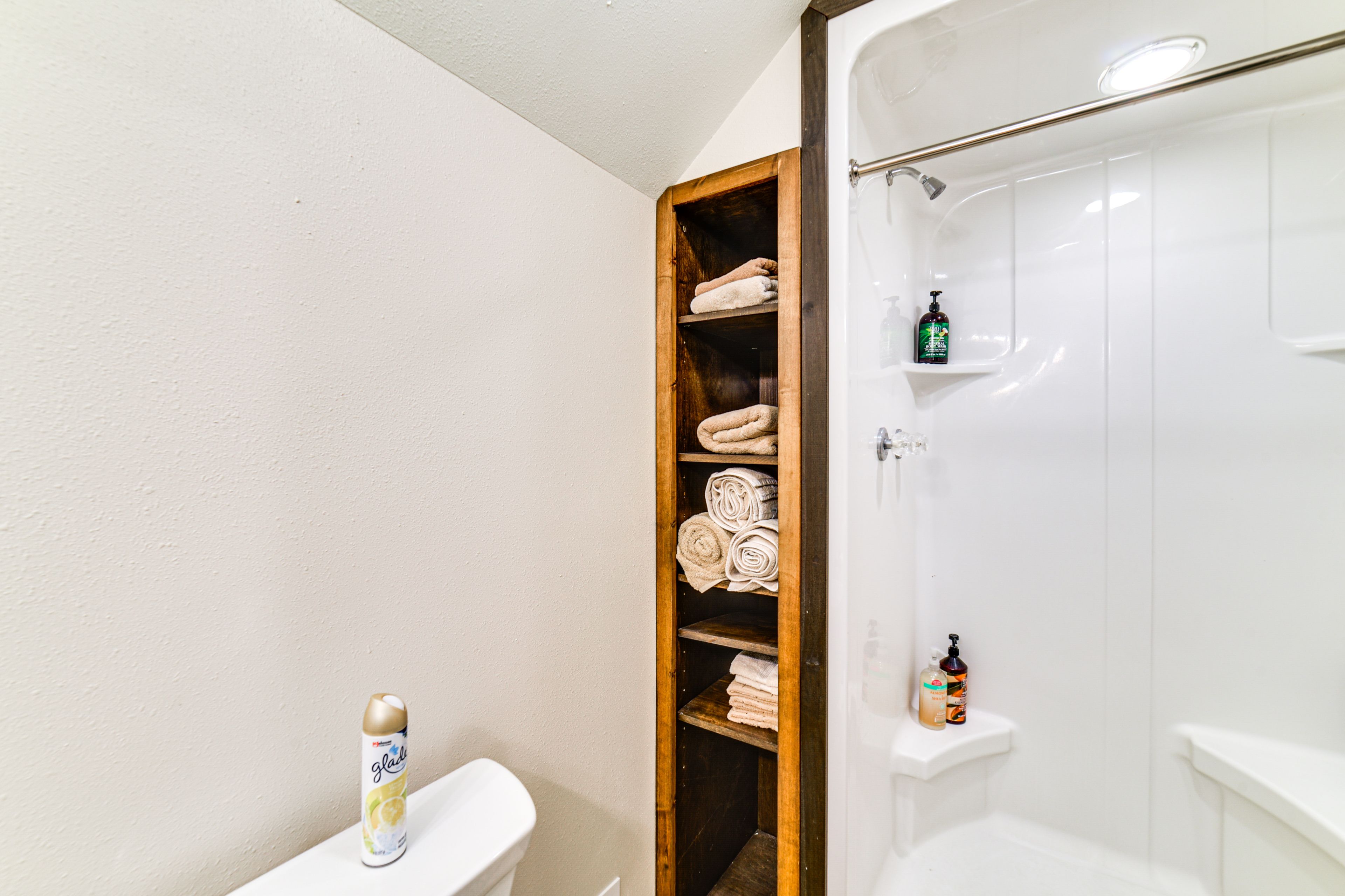 Full Bathroom | 1st Floor | Towels Provided