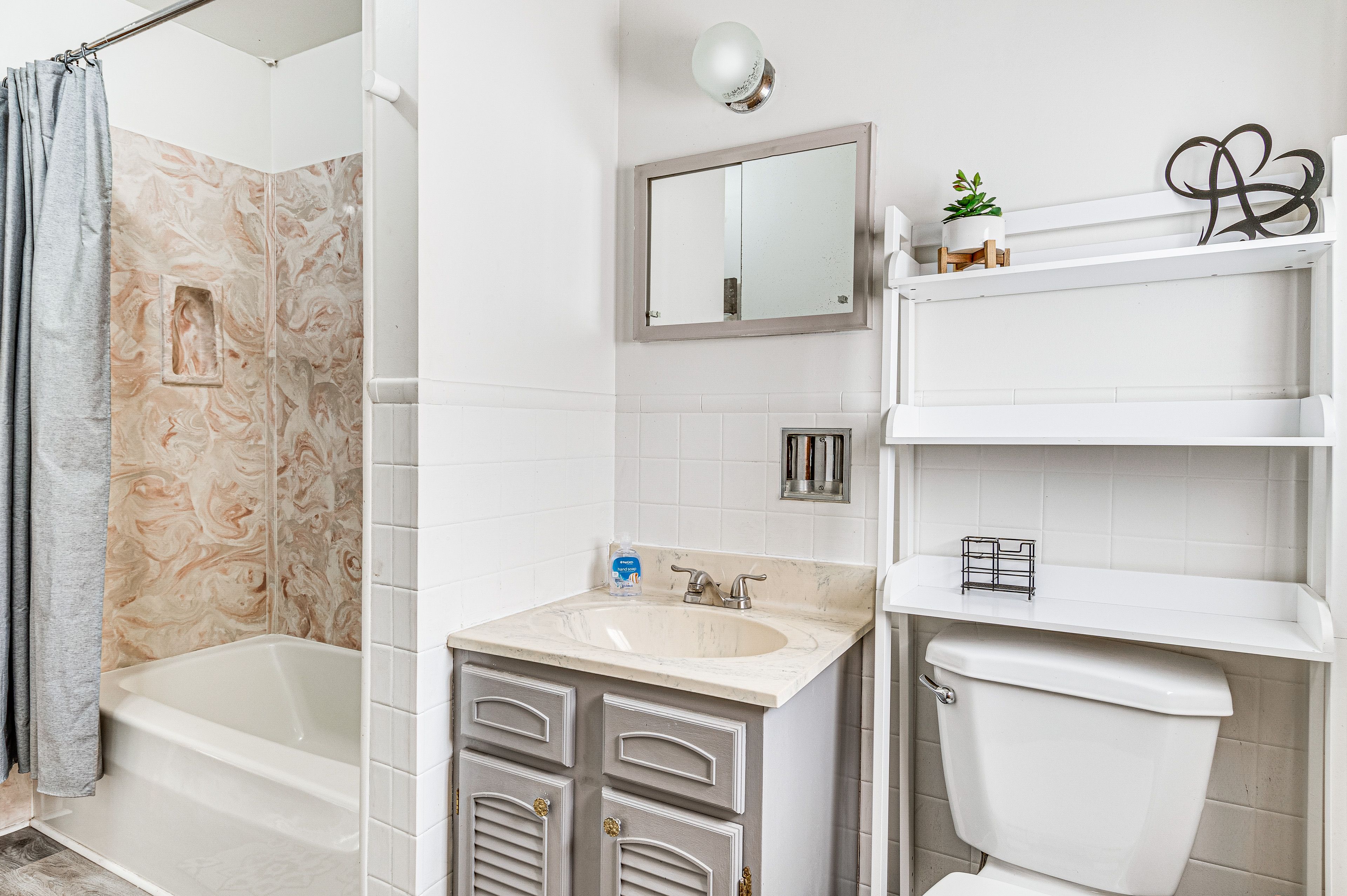 Full Bathroom | Main Level | Towels Provided | Hair Dryer
