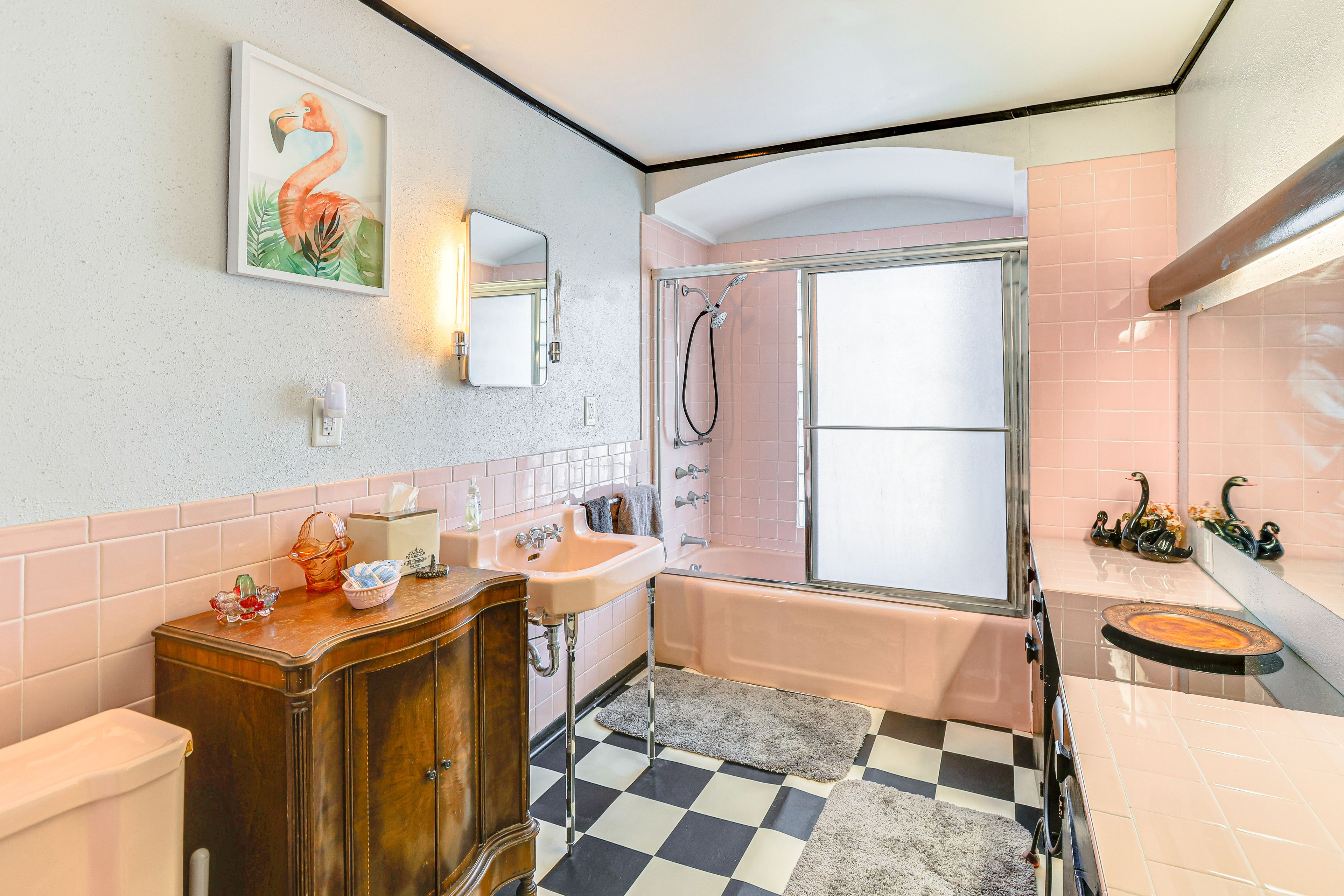 Full Bathroom | Towels Provided | Upper Level