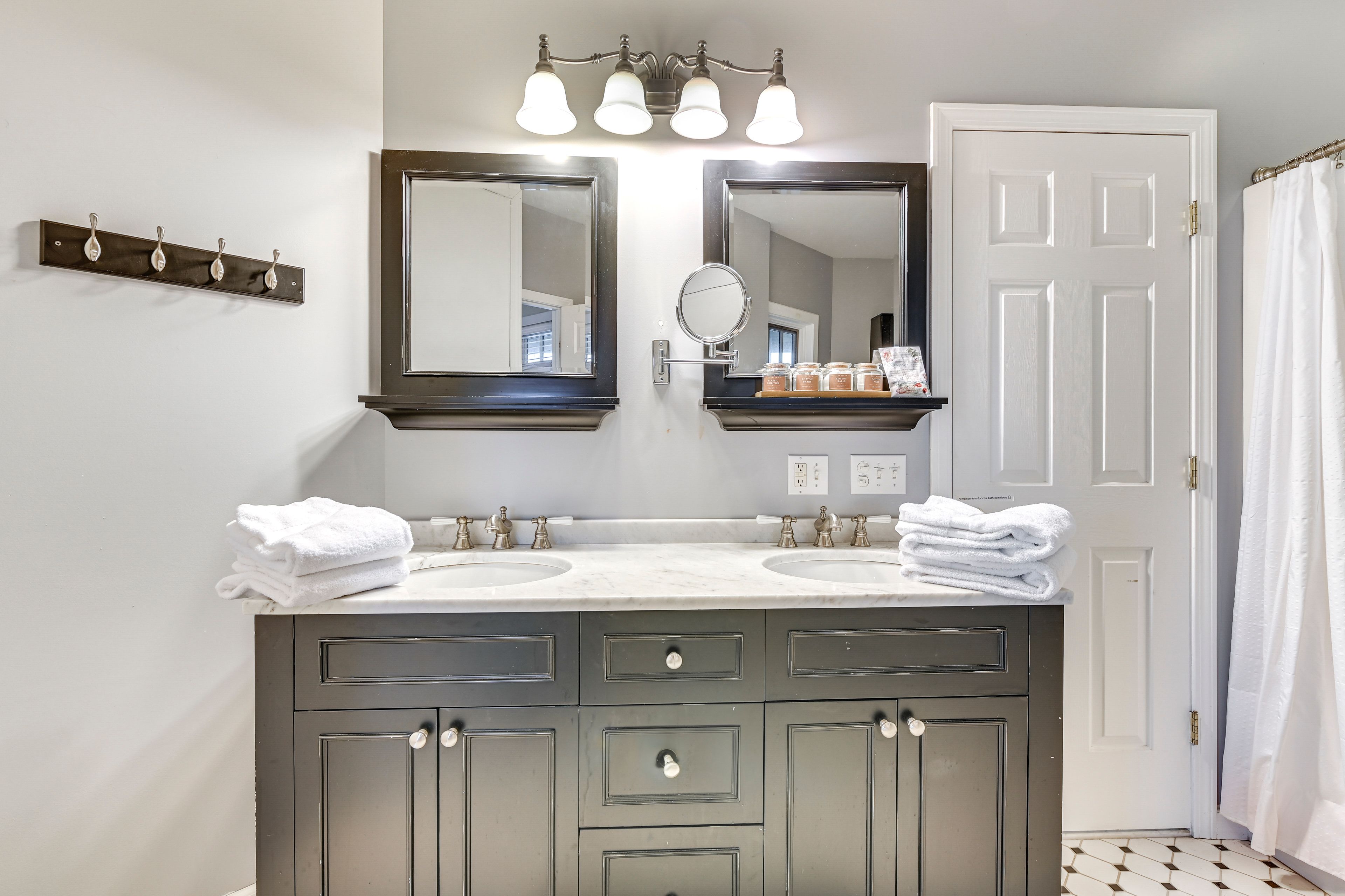 Full Bathroom | Towels Provided