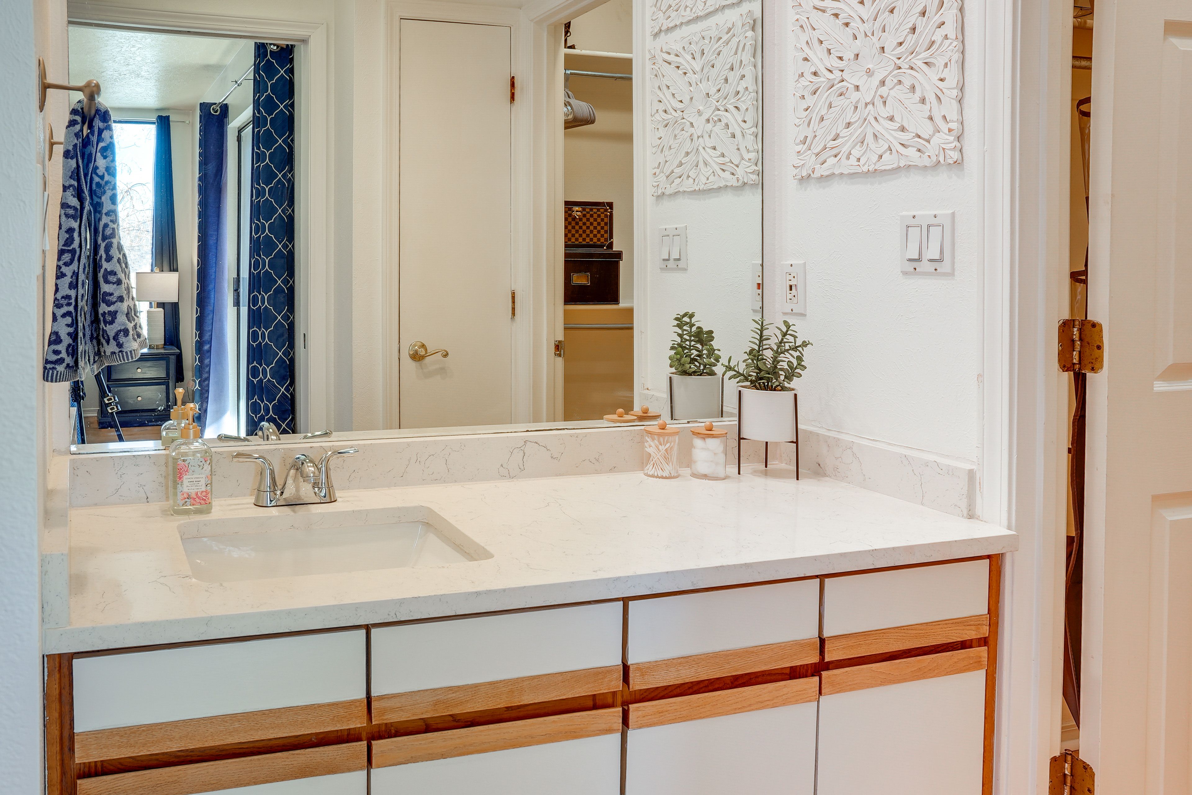 Full Bathroom | 2nd Floor | Towels Provided | Walk-In Closet