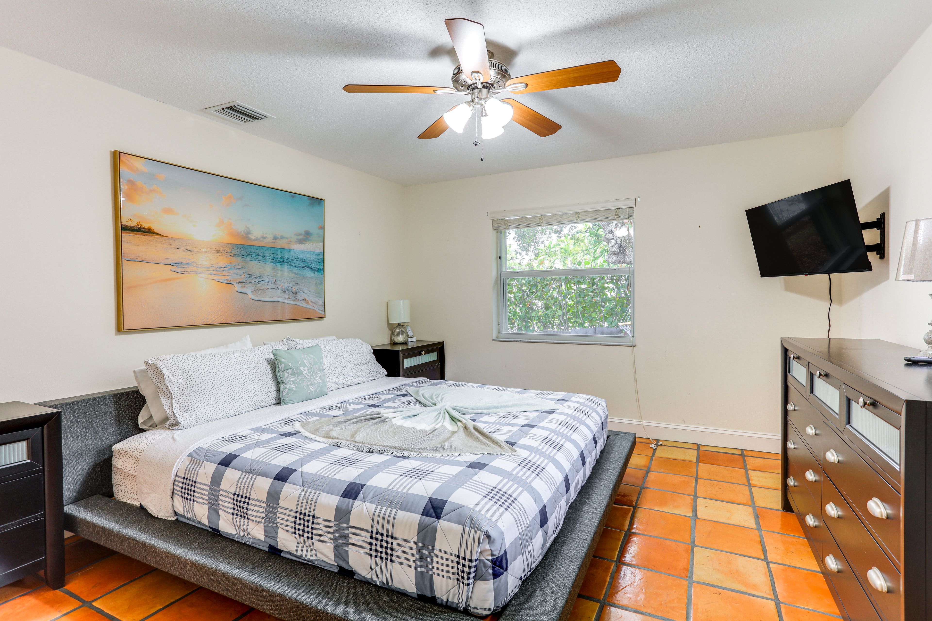 Bedroom 2 | Queen Bed | Smart TV