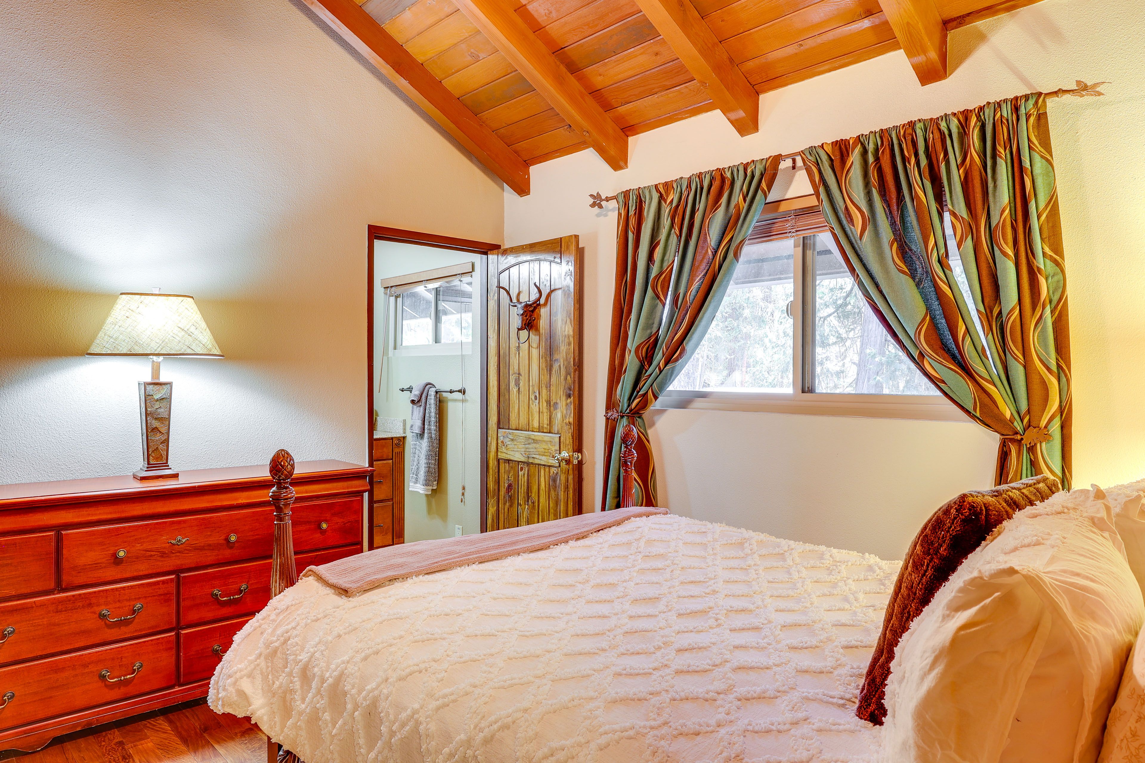 Bedroom 2 | Queen Bed