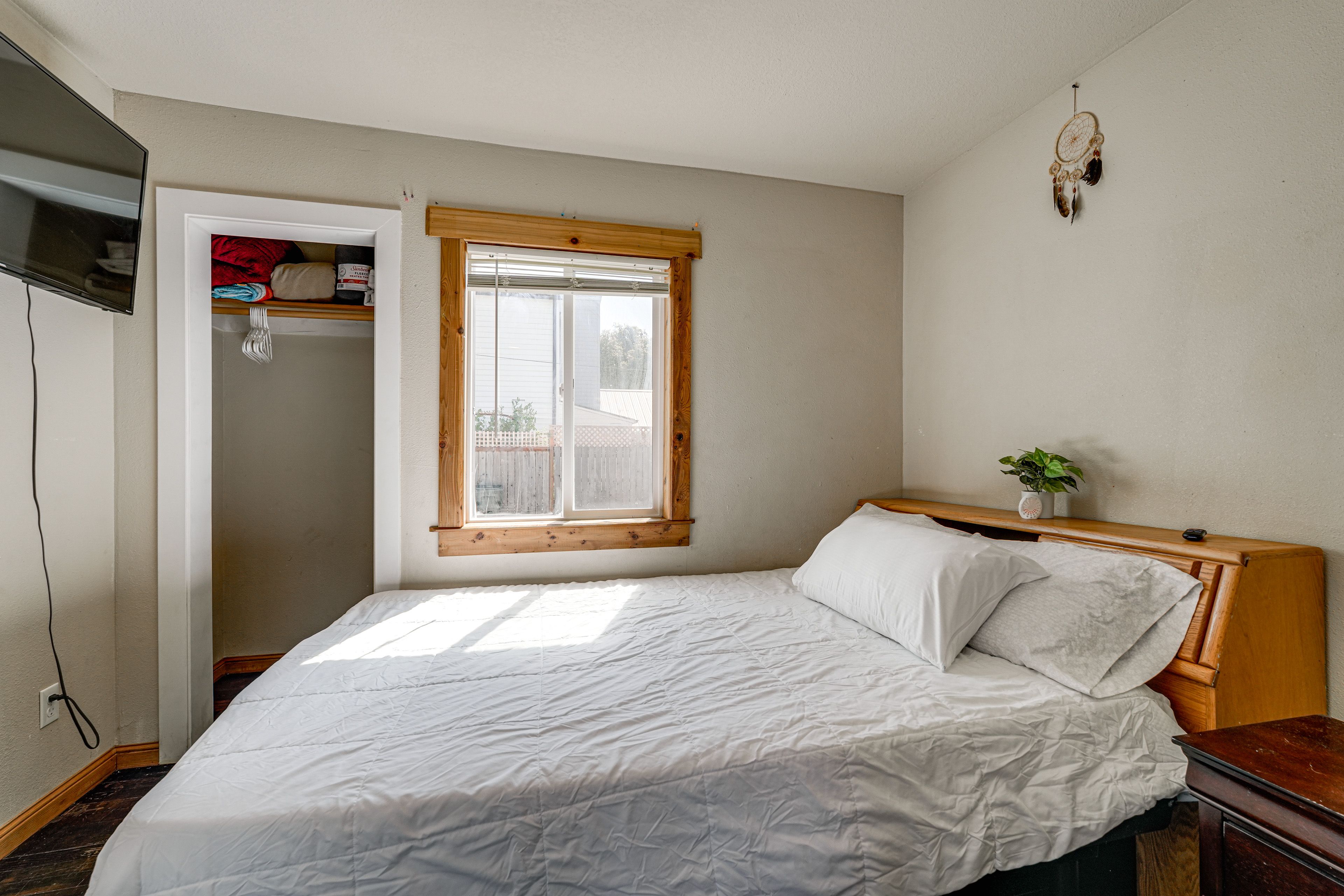 Bedroom 1 | Queen Bed