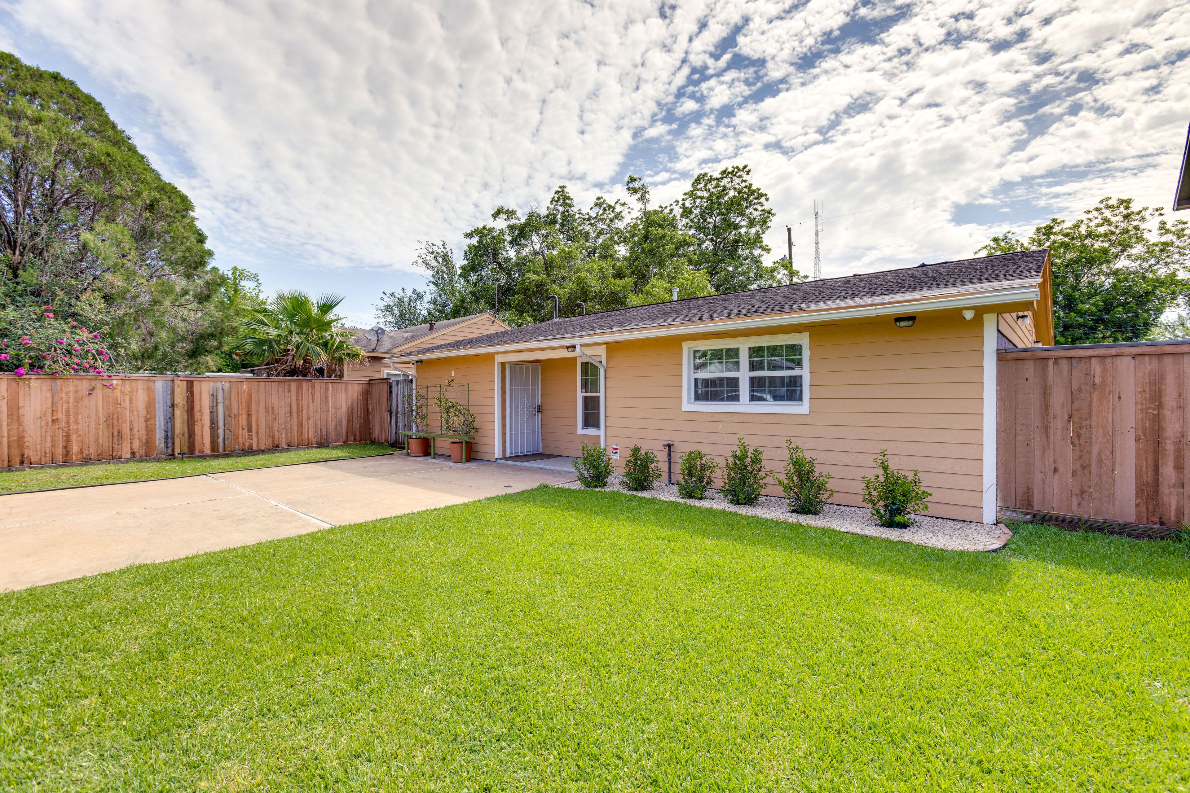 Front Yard | Self Check-In | 8 Mi to Daikin Park