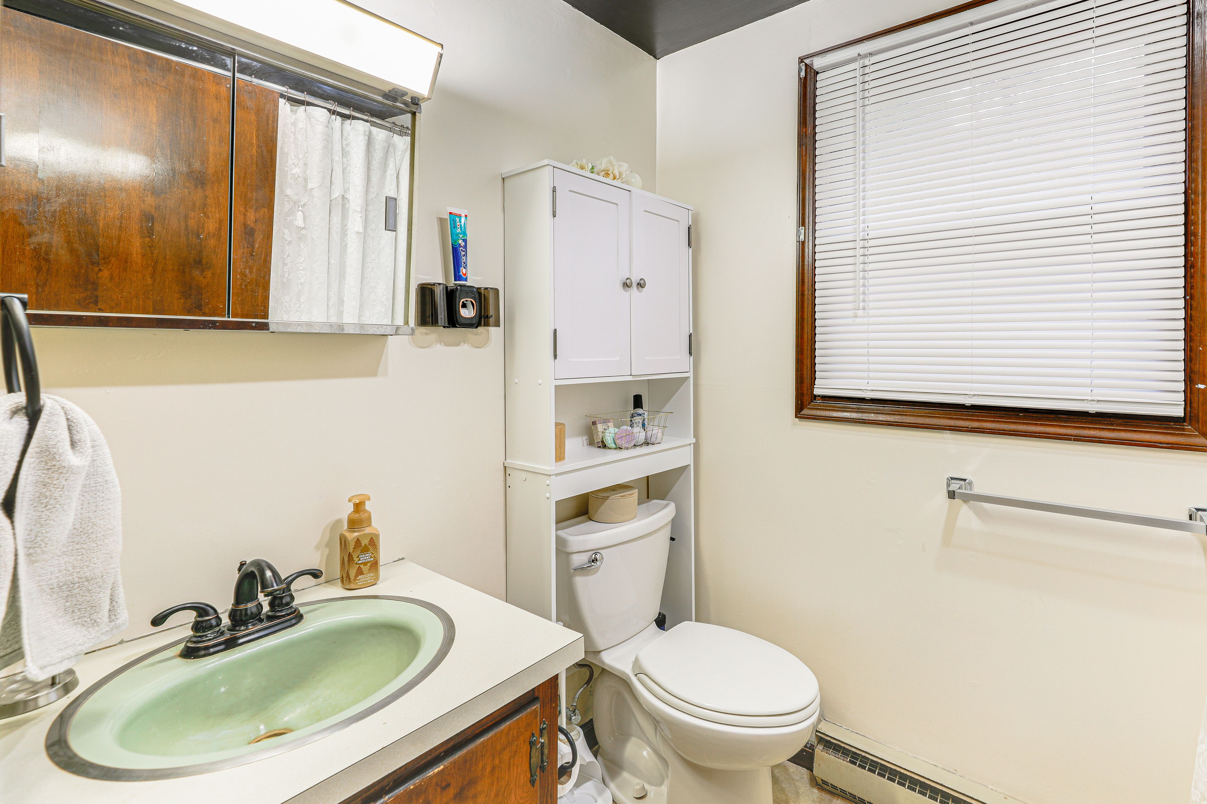 Full Bathroom | 2nd Floor | Towels Provided