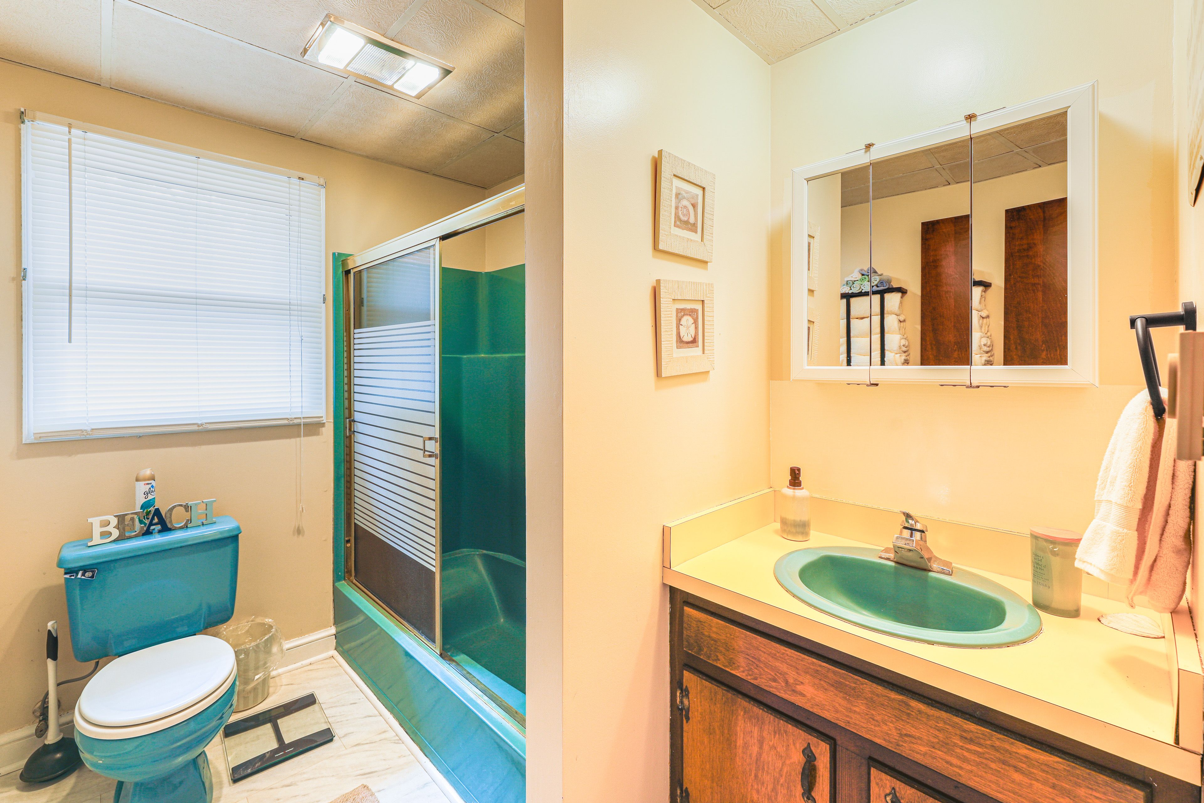 Full Bathroom | 1st Floor