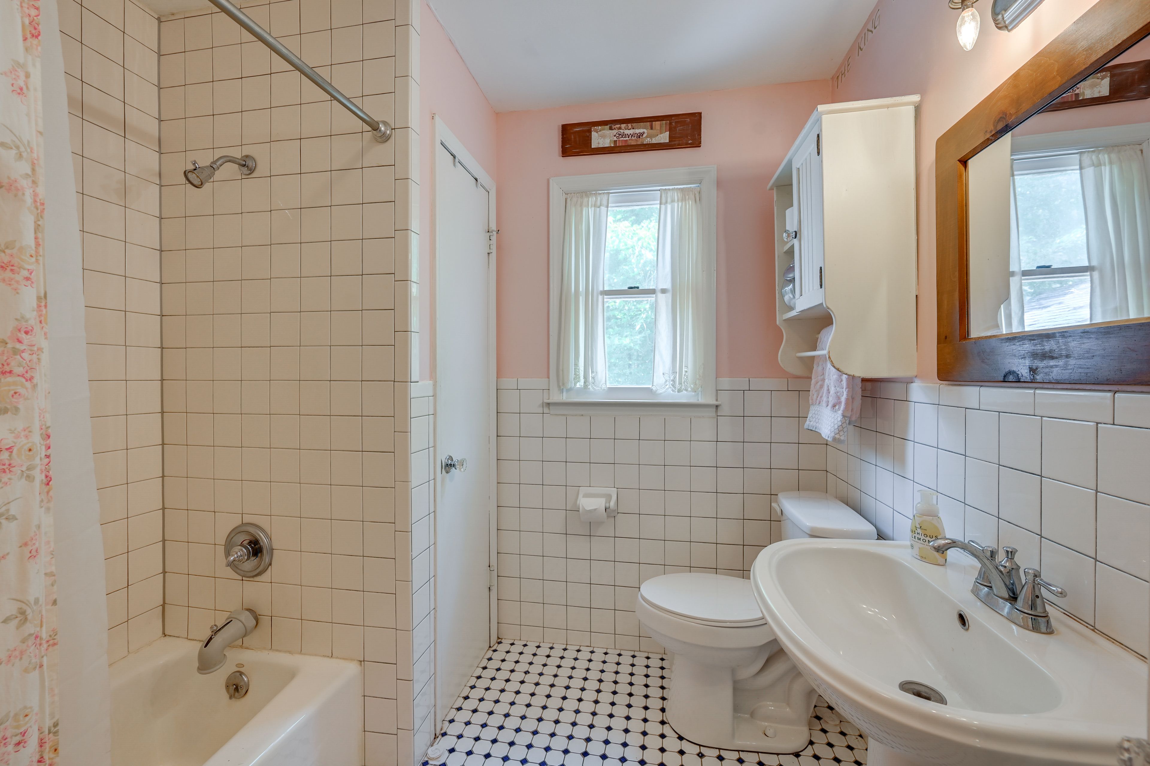 Full Bathroom | Towels & Linens Provided | Upper Level