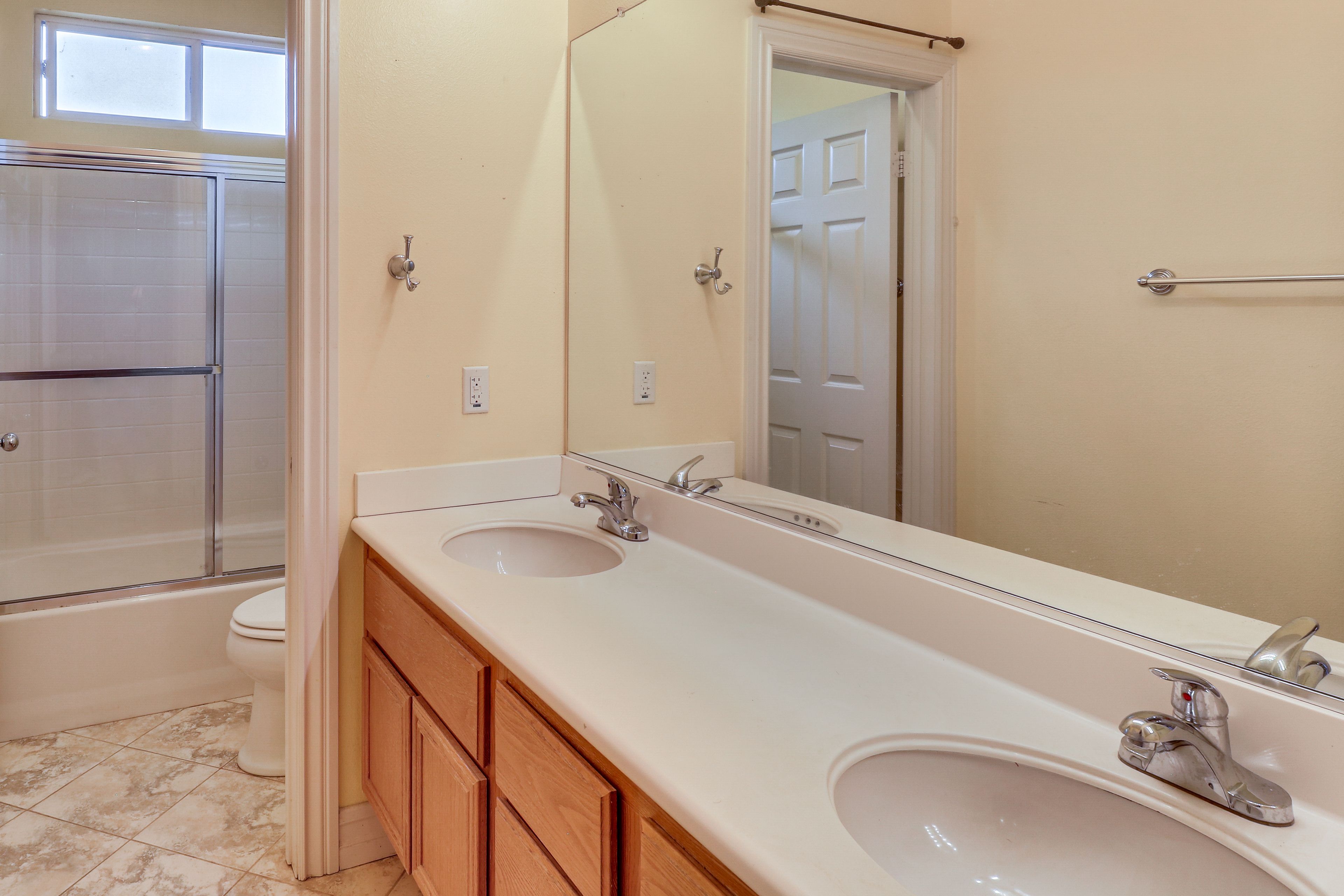 Full Bathroom | 2nd Floor | Complimentary Toiletries