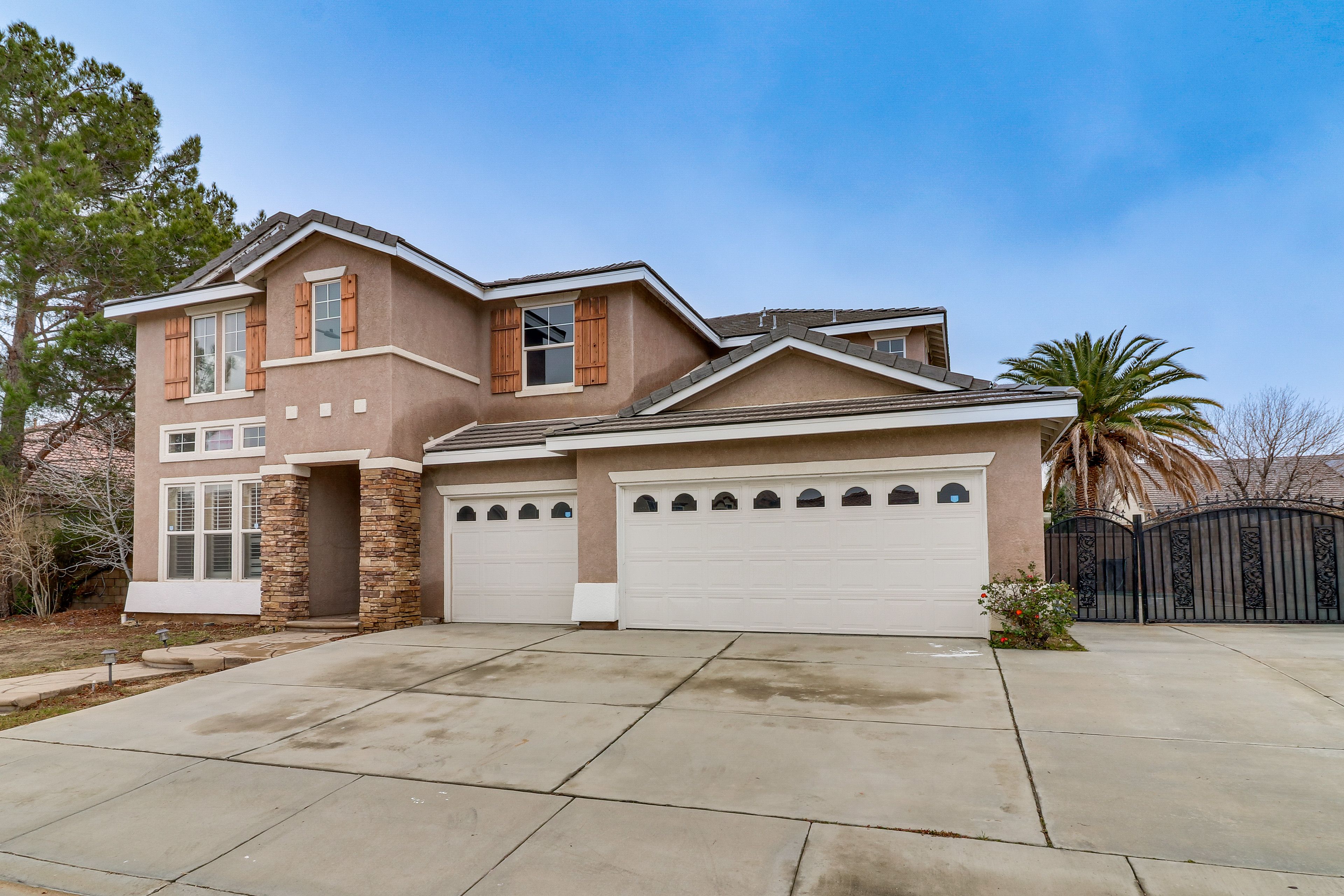 Parking | Driveway (4 Vehicles) | Street Parking | No Garage Parking