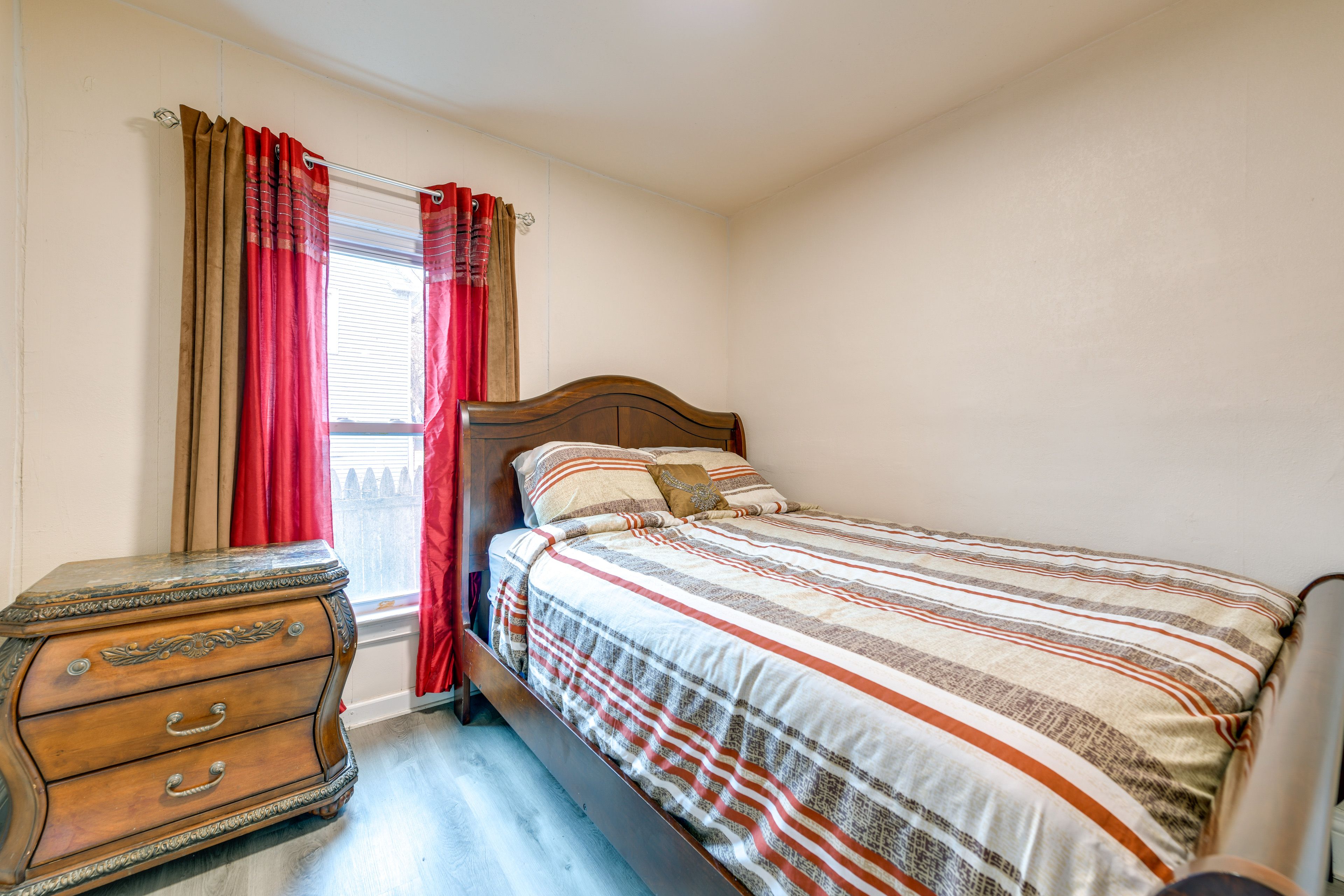Bedroom 1 | Queen Bed