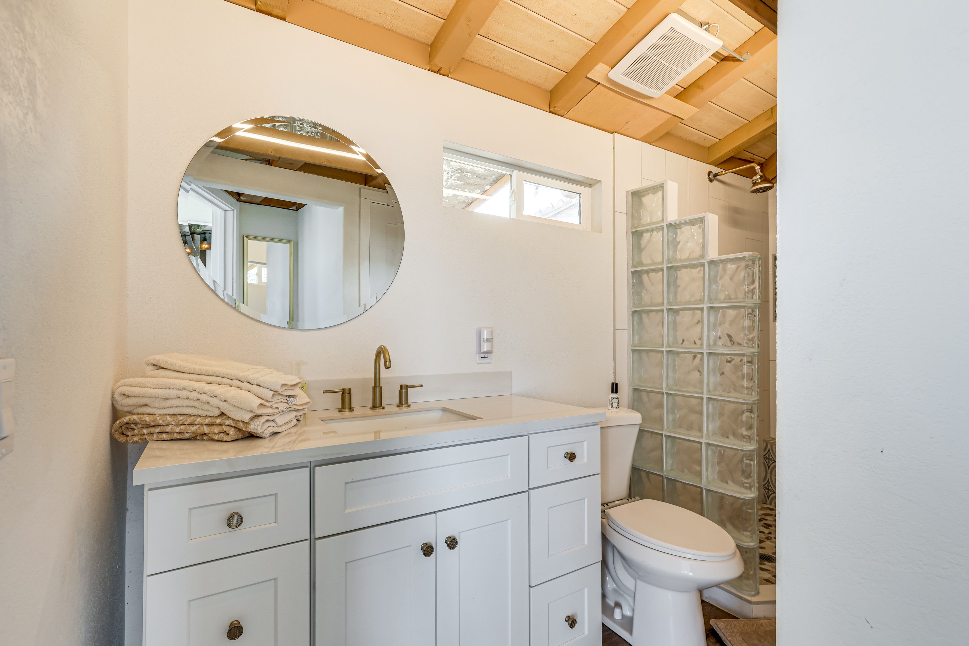 Full Bathroom | Towels Provided