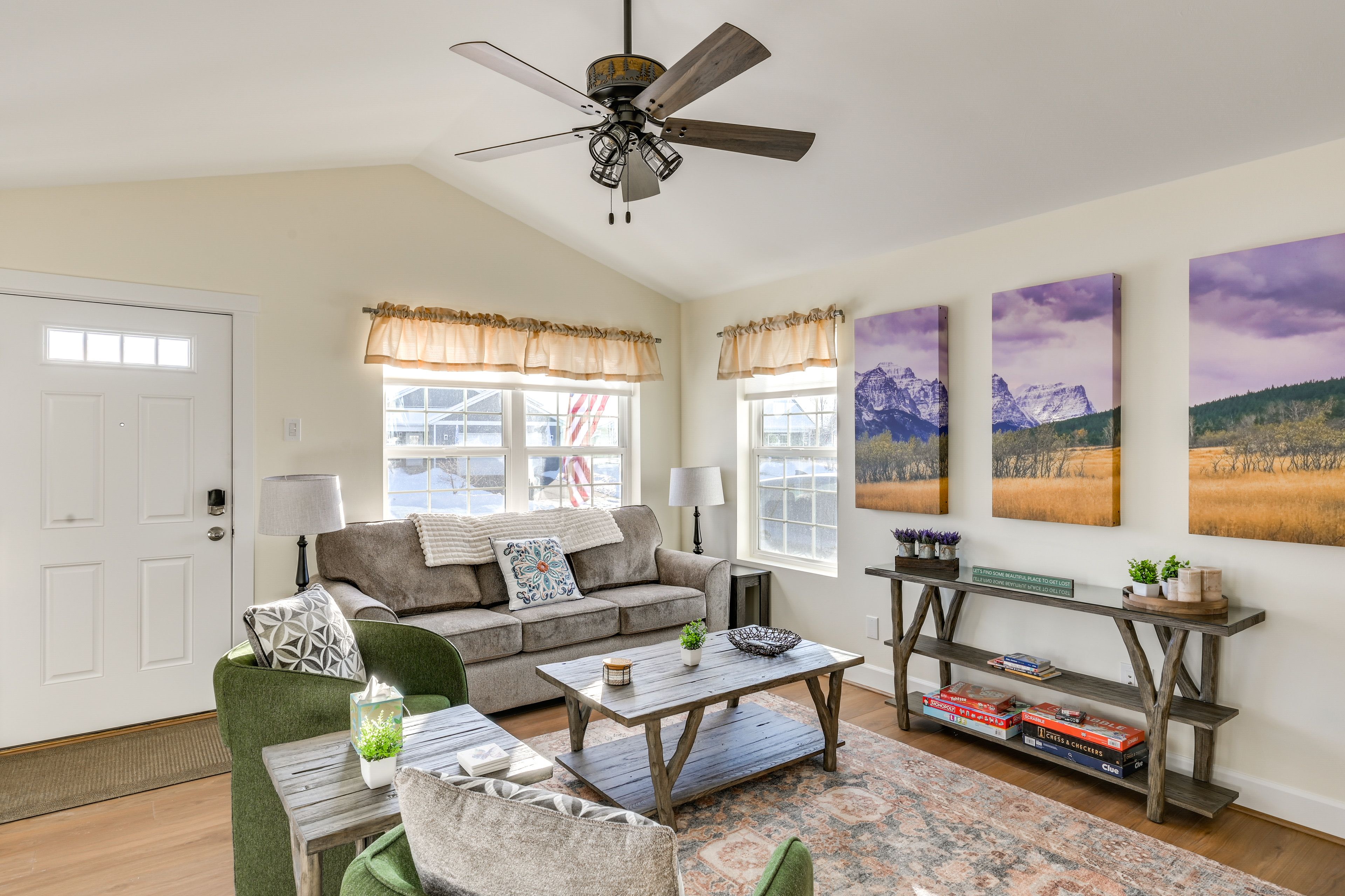 Living Room | Smart TV | Fireplace | Board Games