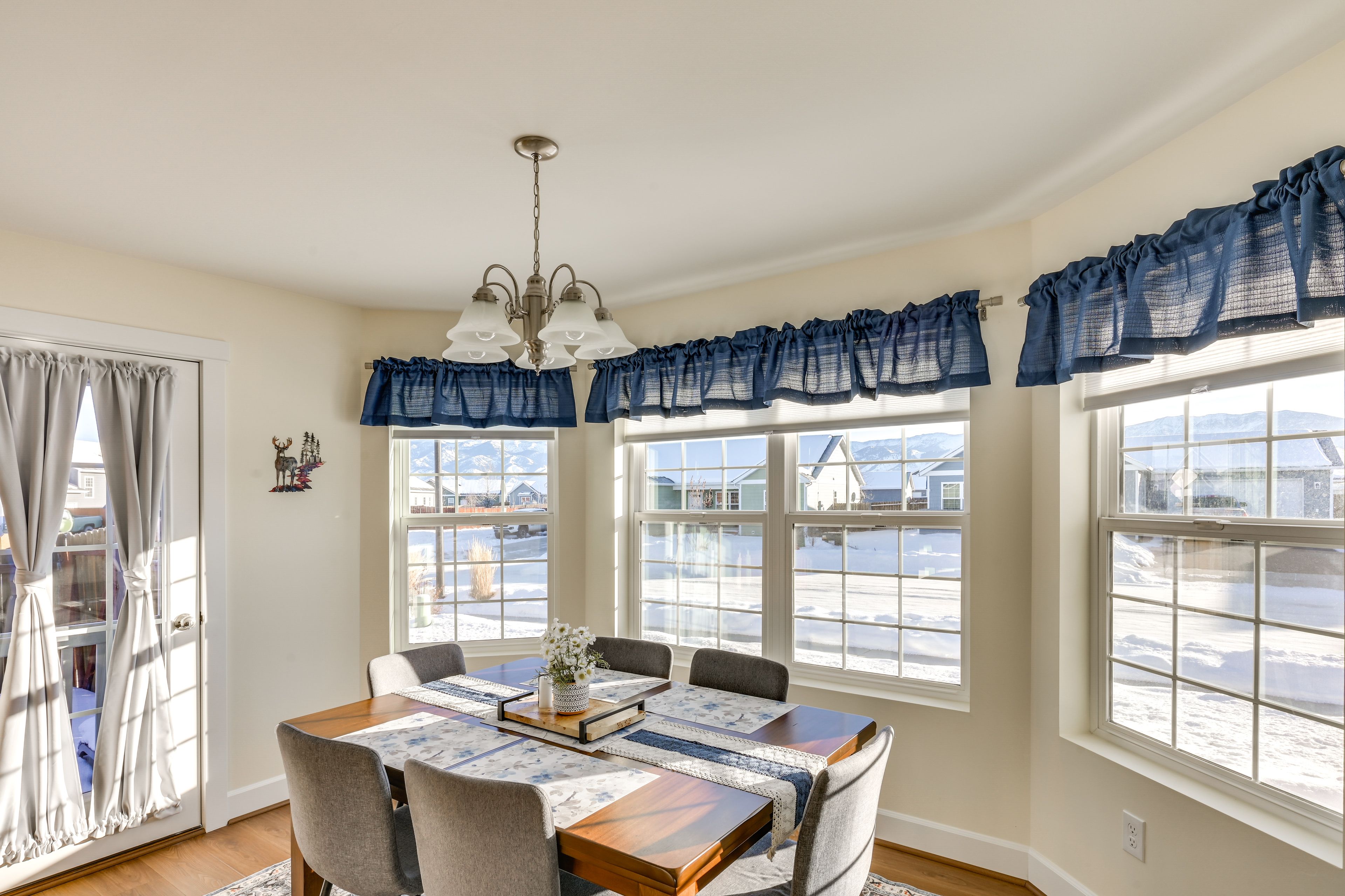 Dining Area | Dishware/Flatware Provided