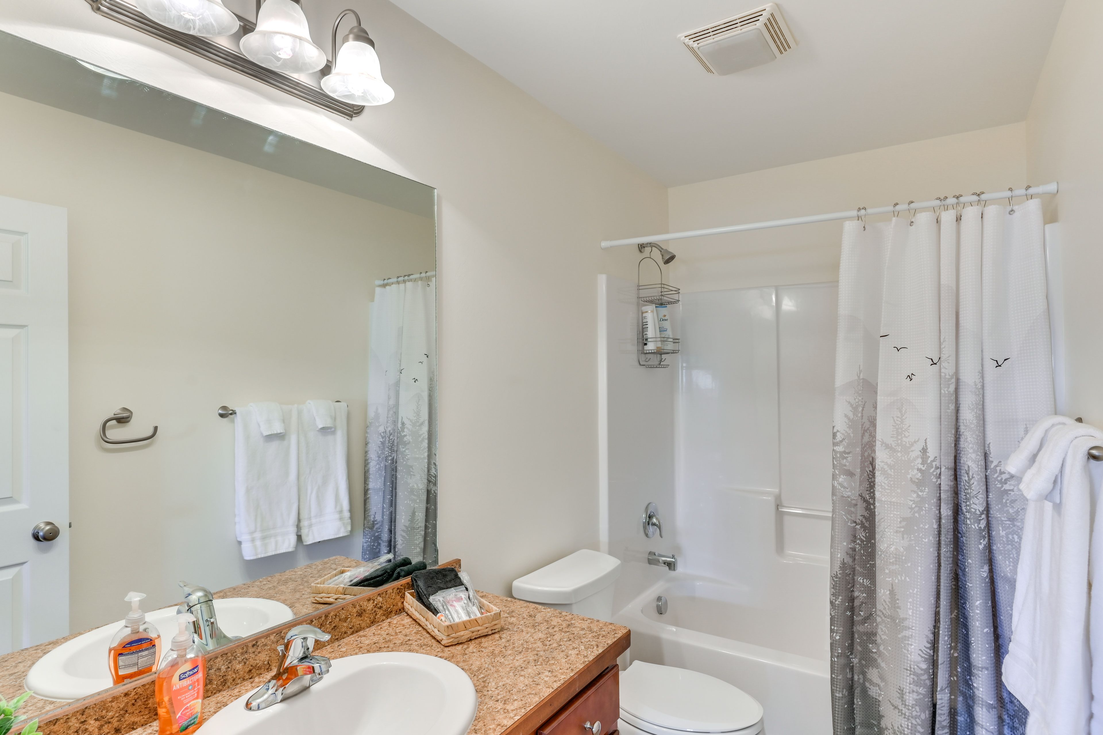 Full Bathroom | Towels Provided