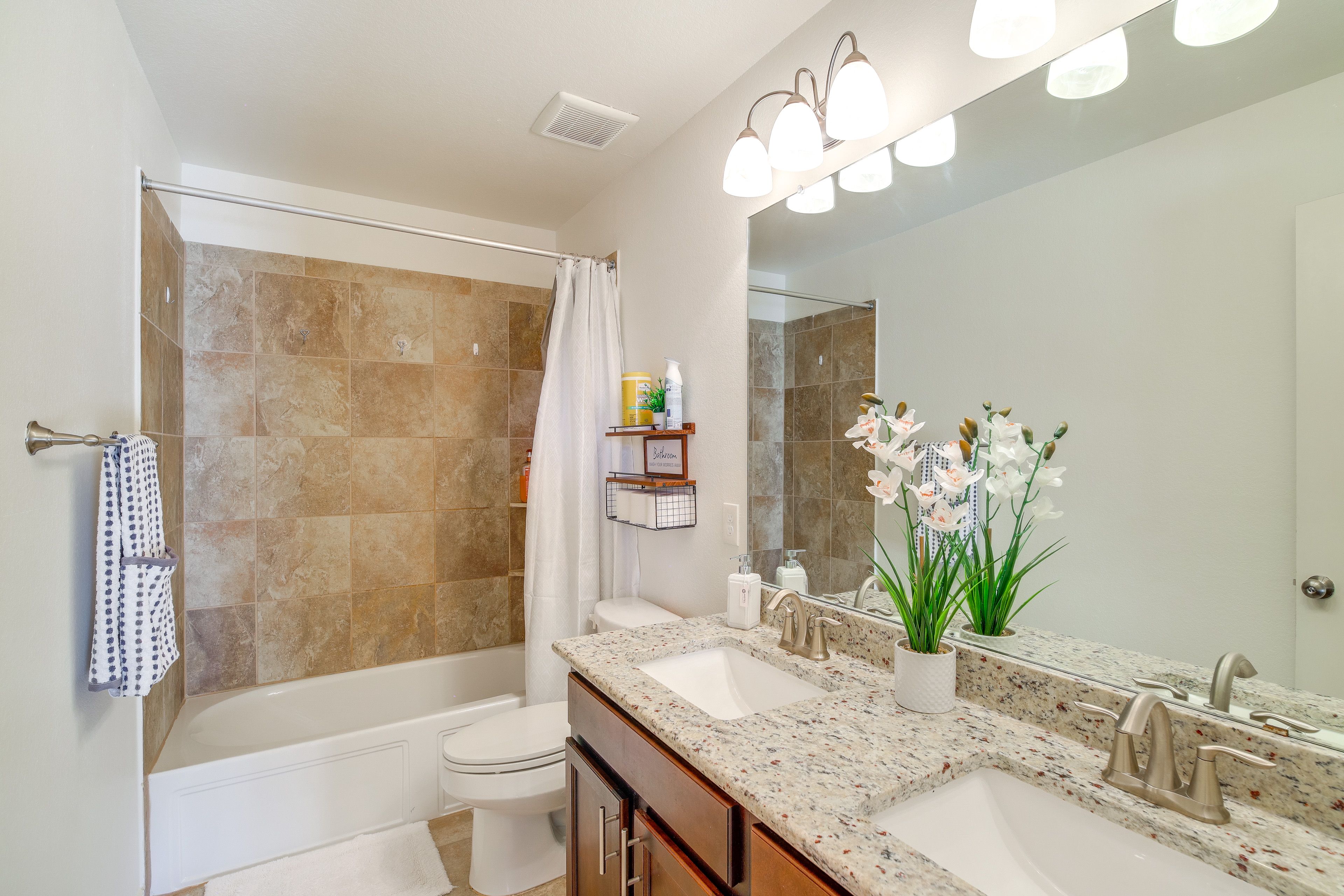 Full Bathroom | 2nd Floor | Towels Provided