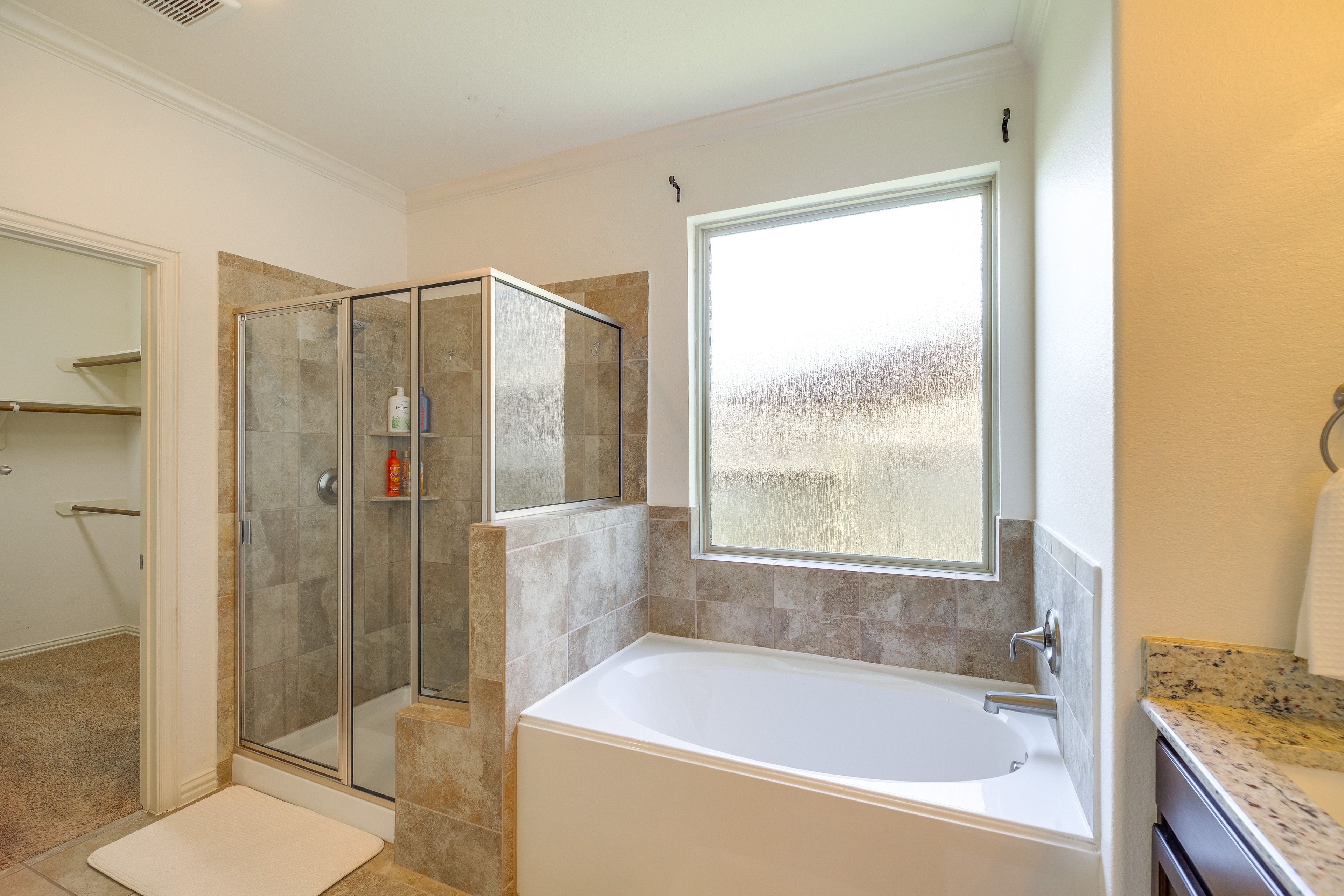 Full Bathroom | 1st Floor | Towels Provided